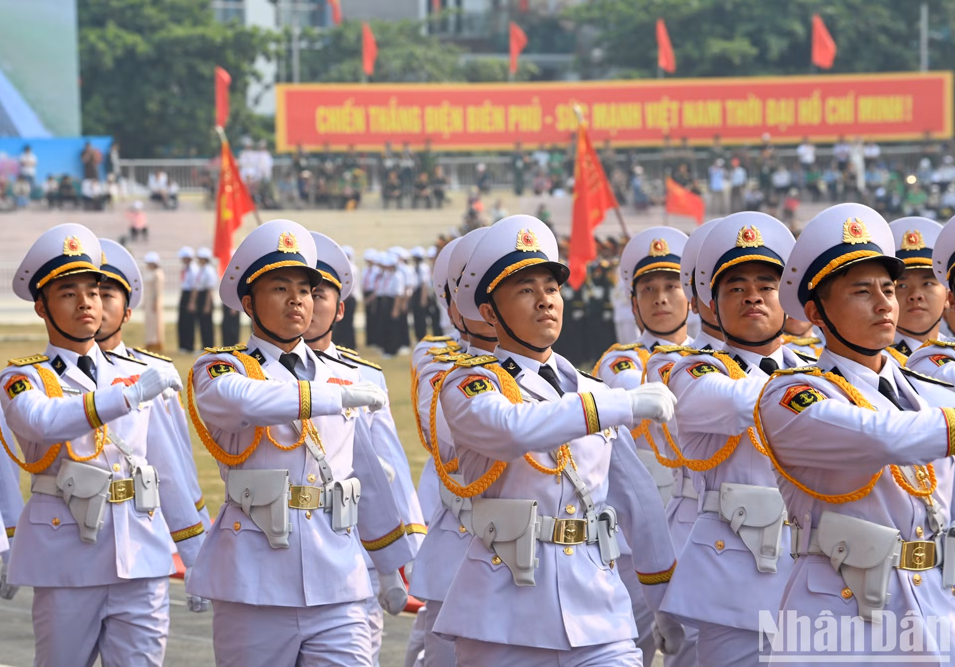 Oficiales y soldados de la marina.