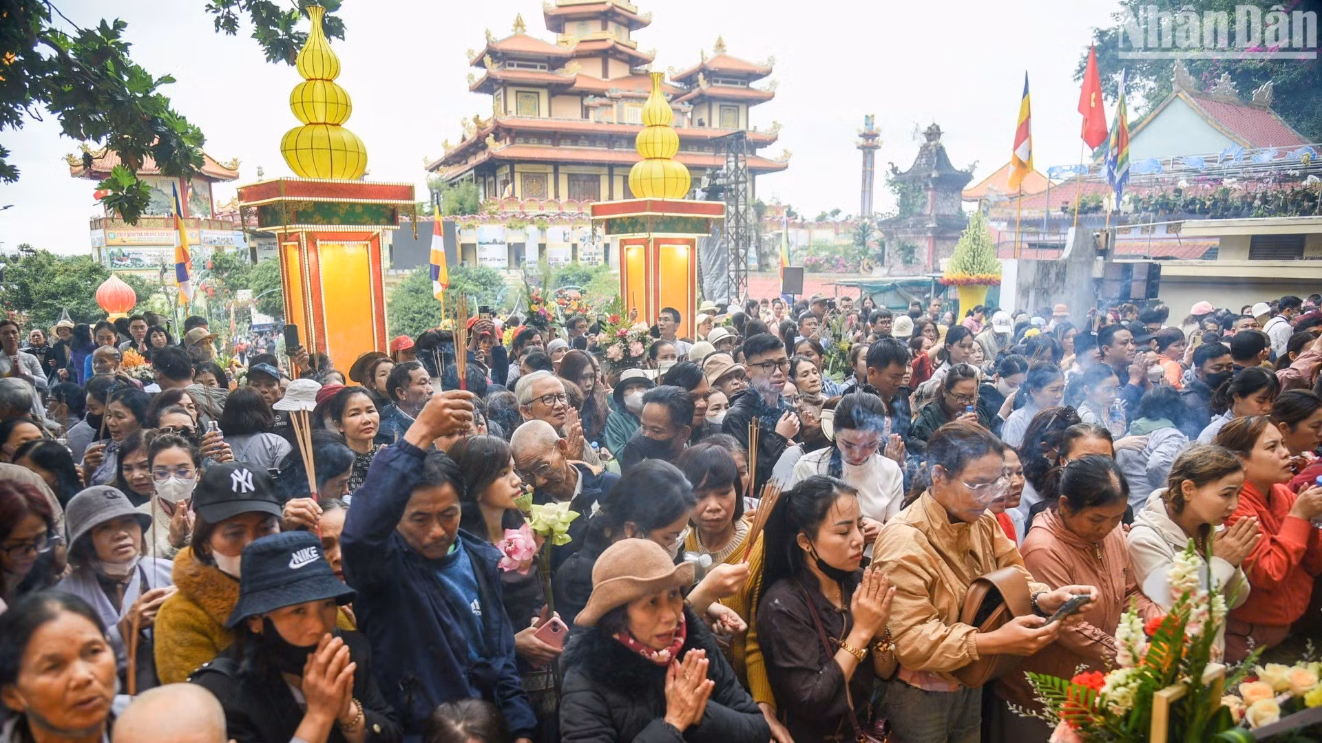Los residentes locales y los turistas participan en el festival de manera ordenada y respetuosa.