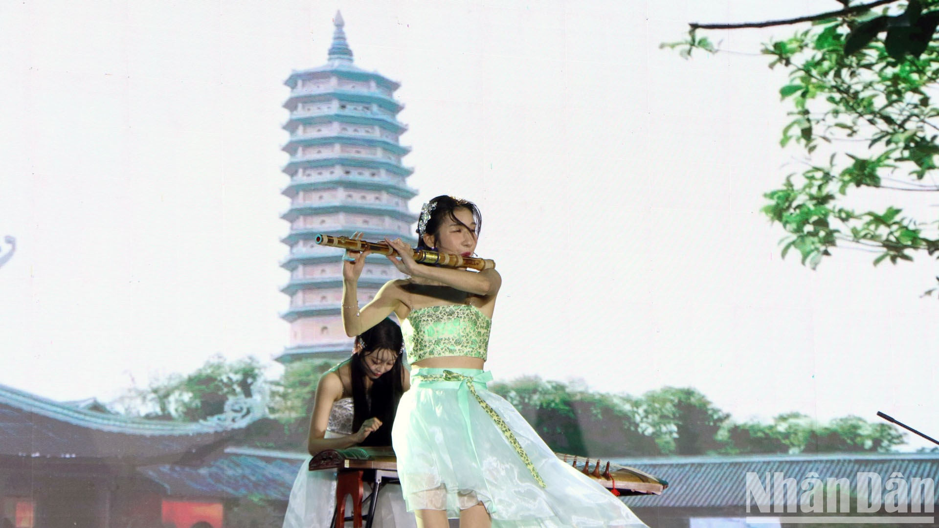 Artistas surcoreanos tocan instrumentos musicales tradicionales.