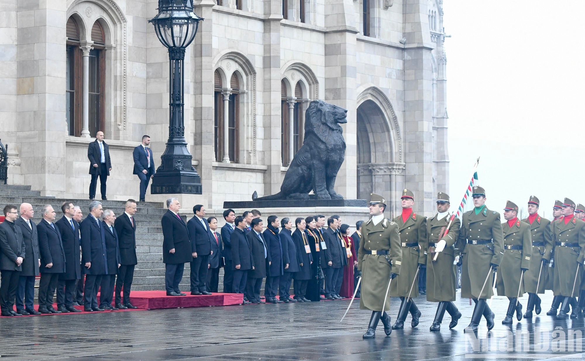 Los dirigentes revisan la guardia de honor del Ejército de Hungría. Los dirigentes revisan la guardia de honor del Ejército de Hungría.