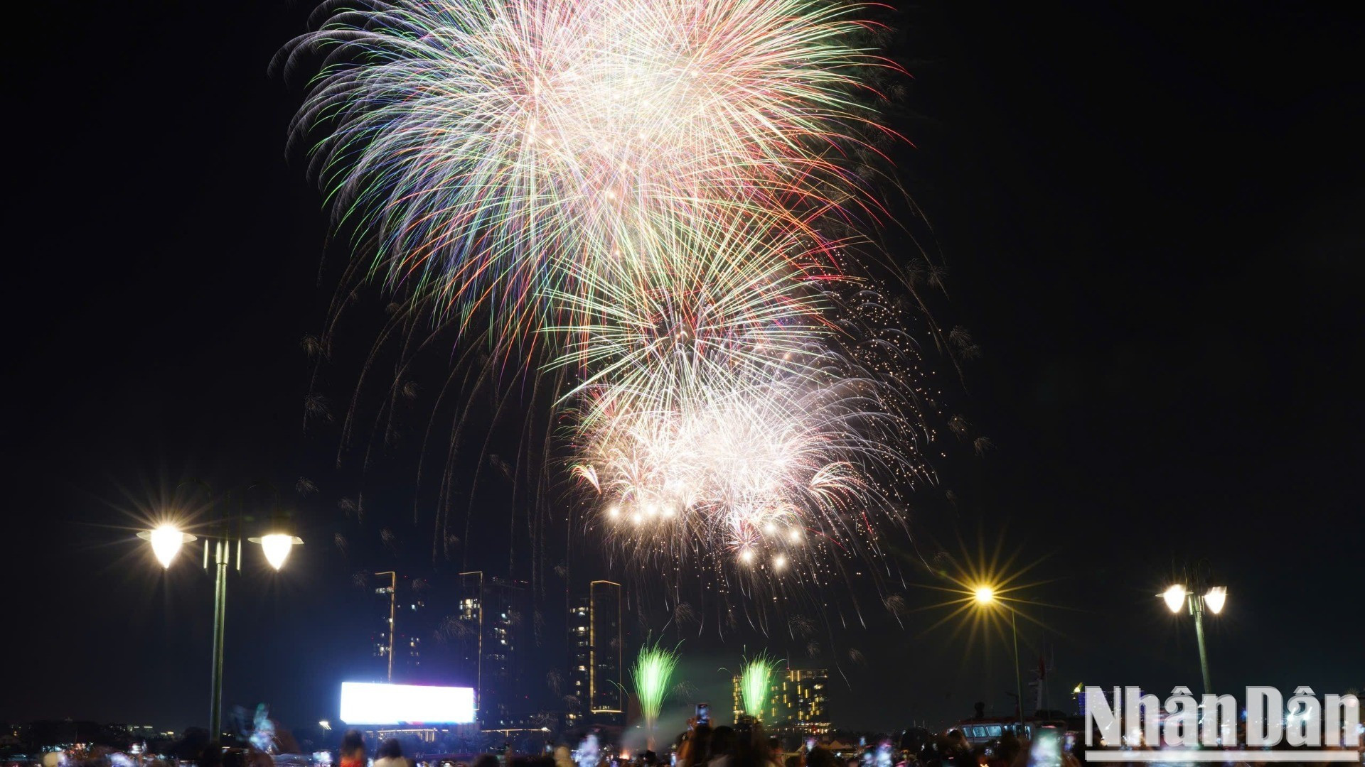 El arte de los fuegos artificiales da la bienvenida al Año Nuevo con alegría de residentes locales y turistas extranjeros. El arte de los fuegos artificiales da la bienvenida al Año Nuevo con alegría de residentes locales y turistas extranjeros.