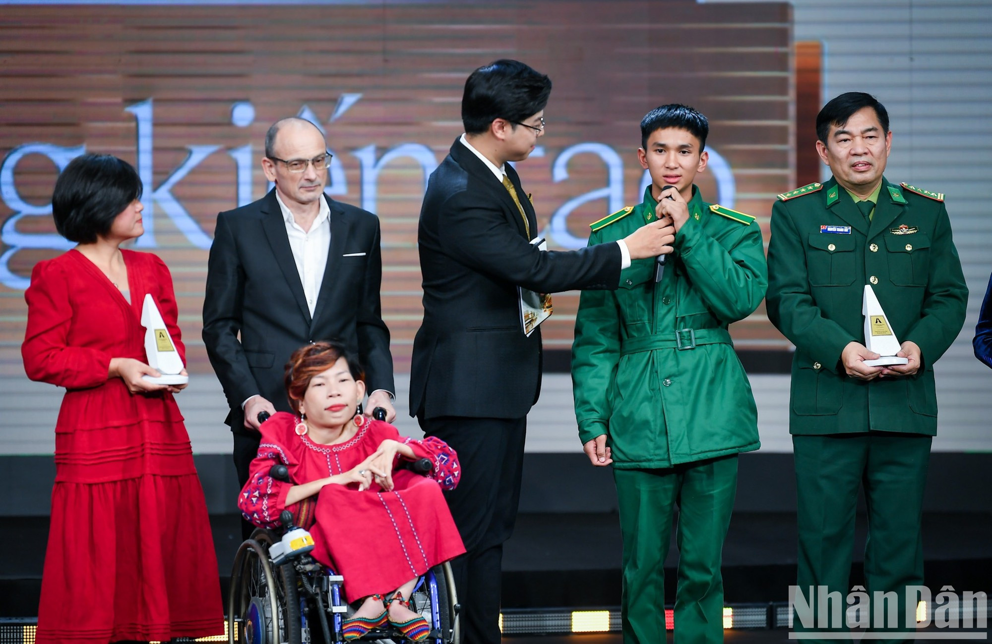 Representantes de los proyectos expresan su sentimiento en la ceremonia de premiación. Representantes de los proyectos expresan su sentimiento en la ceremonia de premiación.
