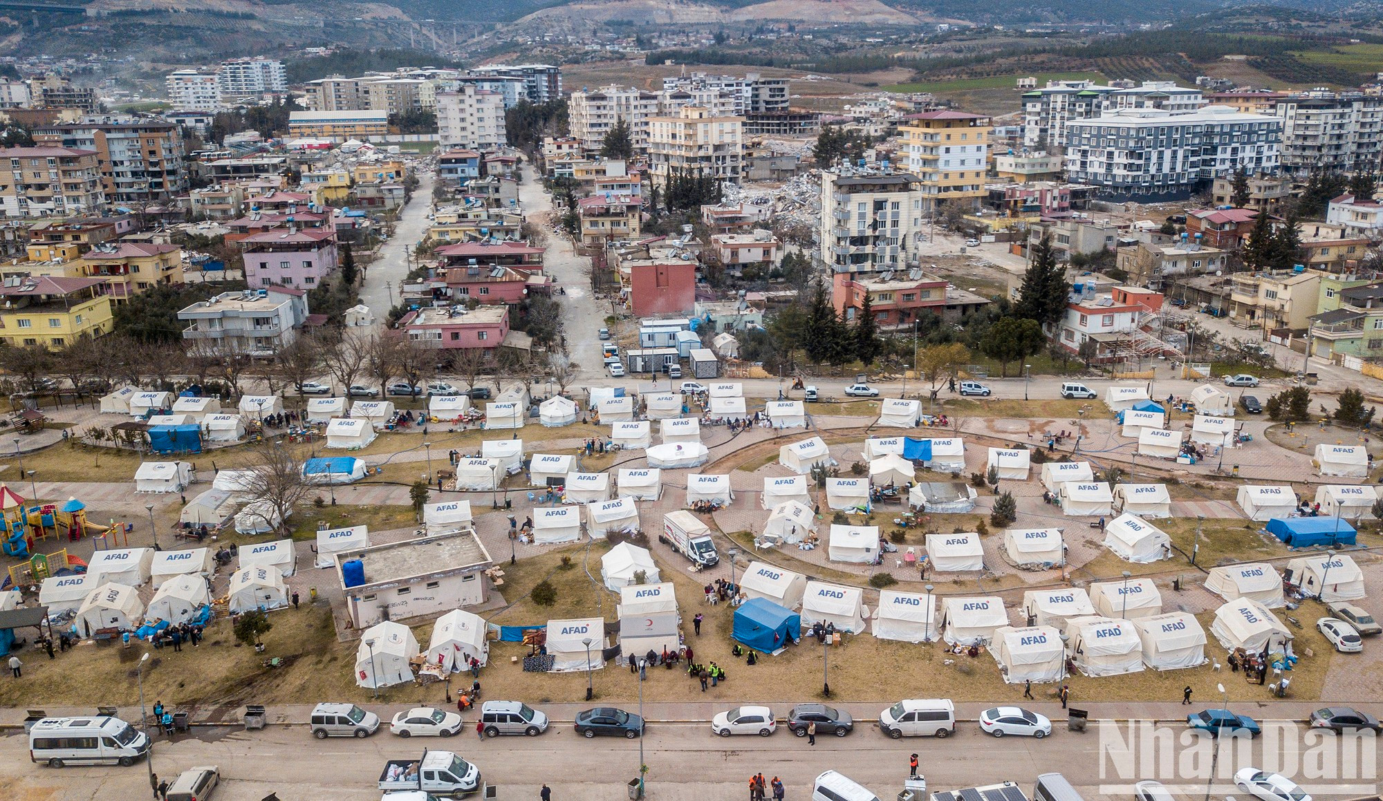 Las nuevas ciudades en Nurdagi se encuentran justo en el parque central del casco antiguo, no muy lejos de donde habían vivido los moradores durante décadas. El camino discurre como una línea invisible entre el pasado y el presente. Las nuevas ciudades en Nurdagi se encuentran justo en el parque central del casco antiguo, no muy lejos de donde habían vivido los moradores durante décadas. El camino discurre como una línea invisible entre el pasado y el presente.