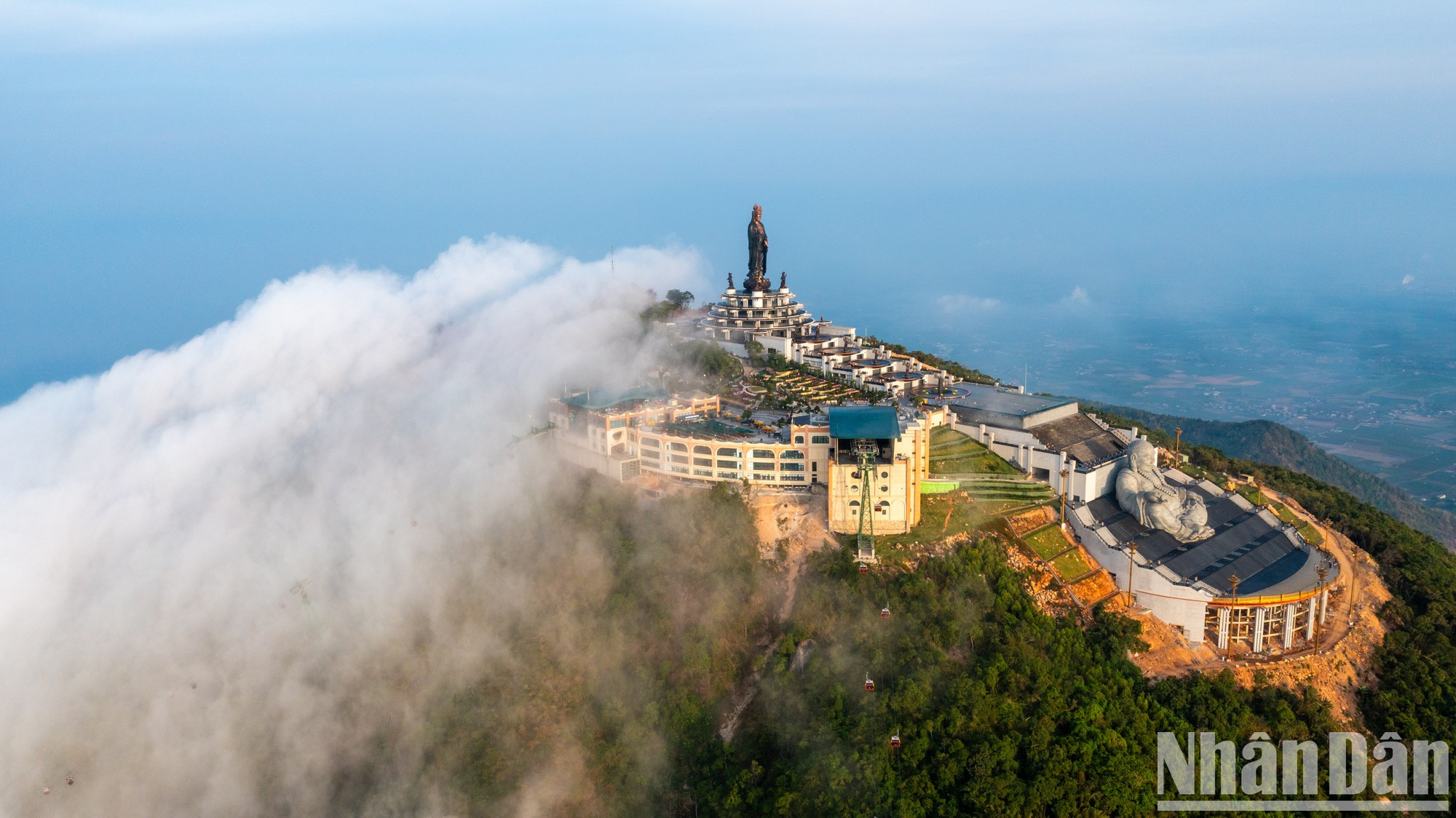En este momento también pueden presenciar el mar de nubes que cubre las obras arquitectónicas en la cima de la montaña.