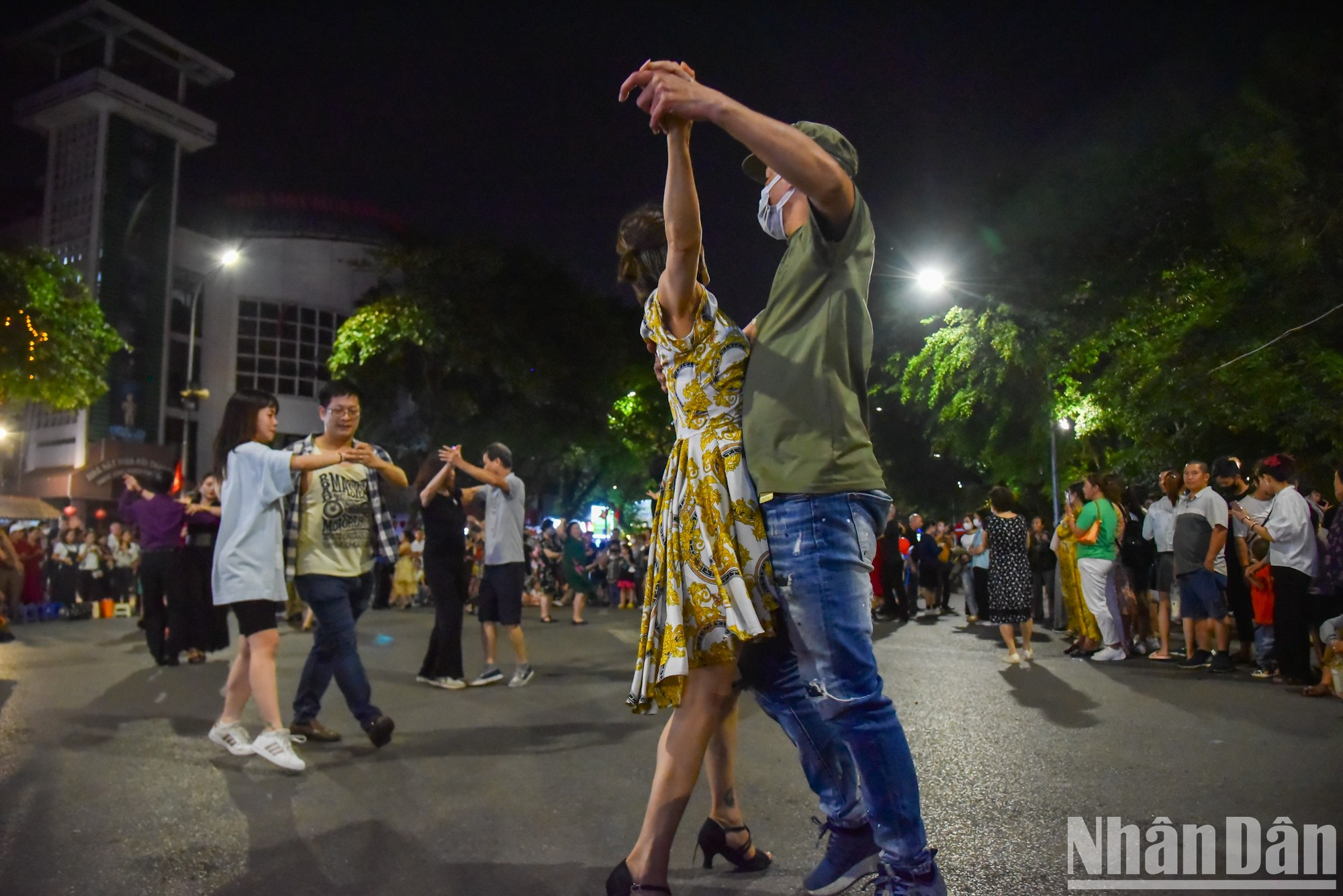 Visitantes de todas las edades participan en actividades de baile con música clásica. Visitantes de todas las edades participan en actividades de baile con música clásica.