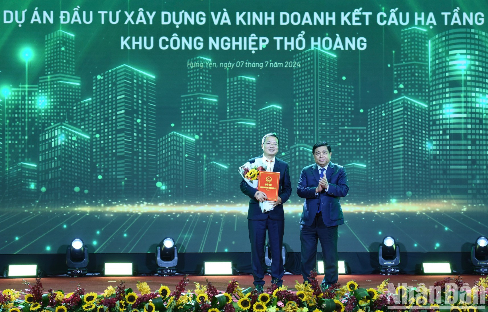 El ministro de Planificación e Inversión, Nguyen Chi Dung, entrega la decisión de aceptar la política de inversiones del parque industrial de Tho Hoang. El ministro de Planificación e Inversión, Nguyen Chi Dung, entrega la decisión de aceptar la política de inversiones del parque industrial de Tho Hoang.