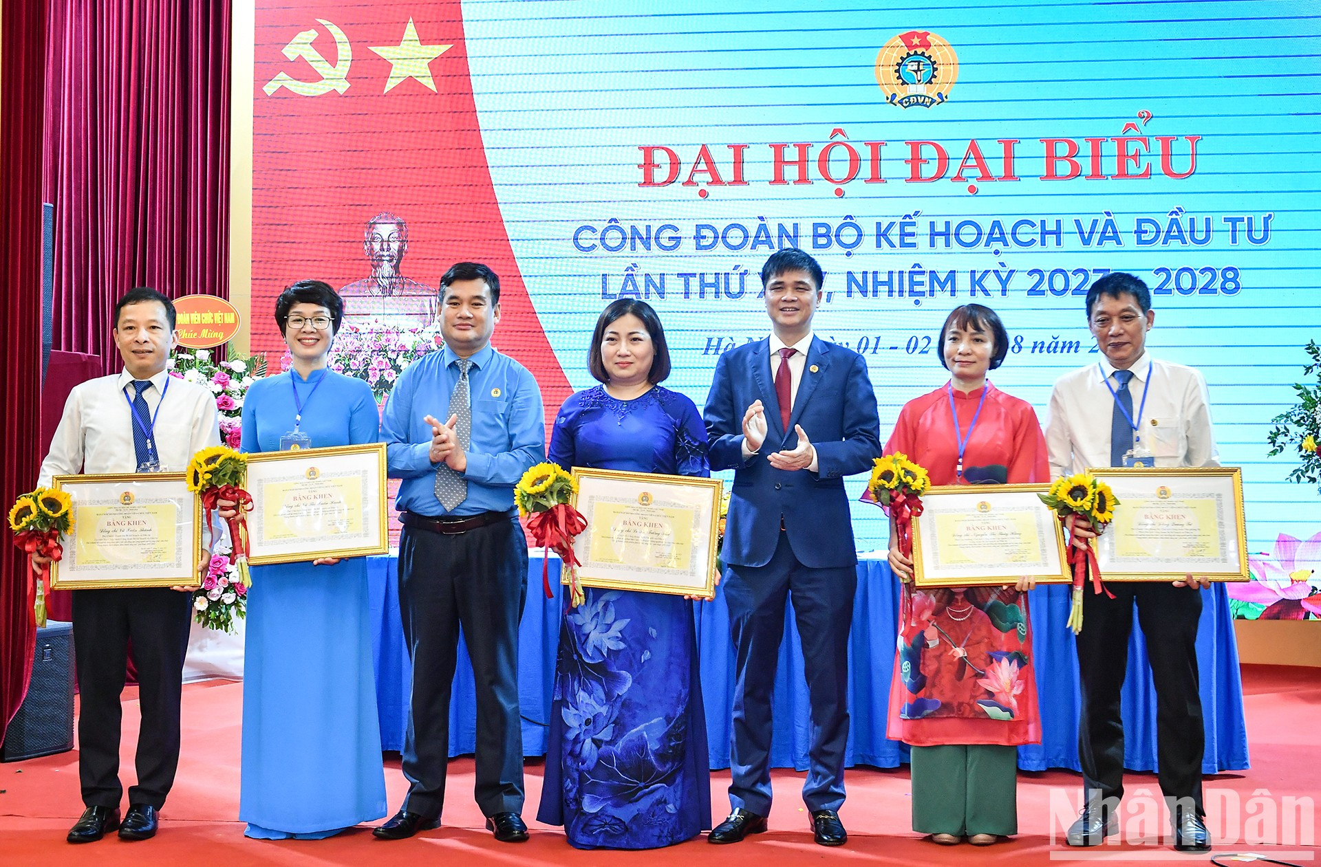 Los líderes del Sindicato de empleados públicos de Vietnam entregan certificados de mérito a colectivos e individuos destacados. Los líderes del Sindicato de empleados públicos de Vietnam entregan certificados de mérito a colectivos e individuos destacados.
