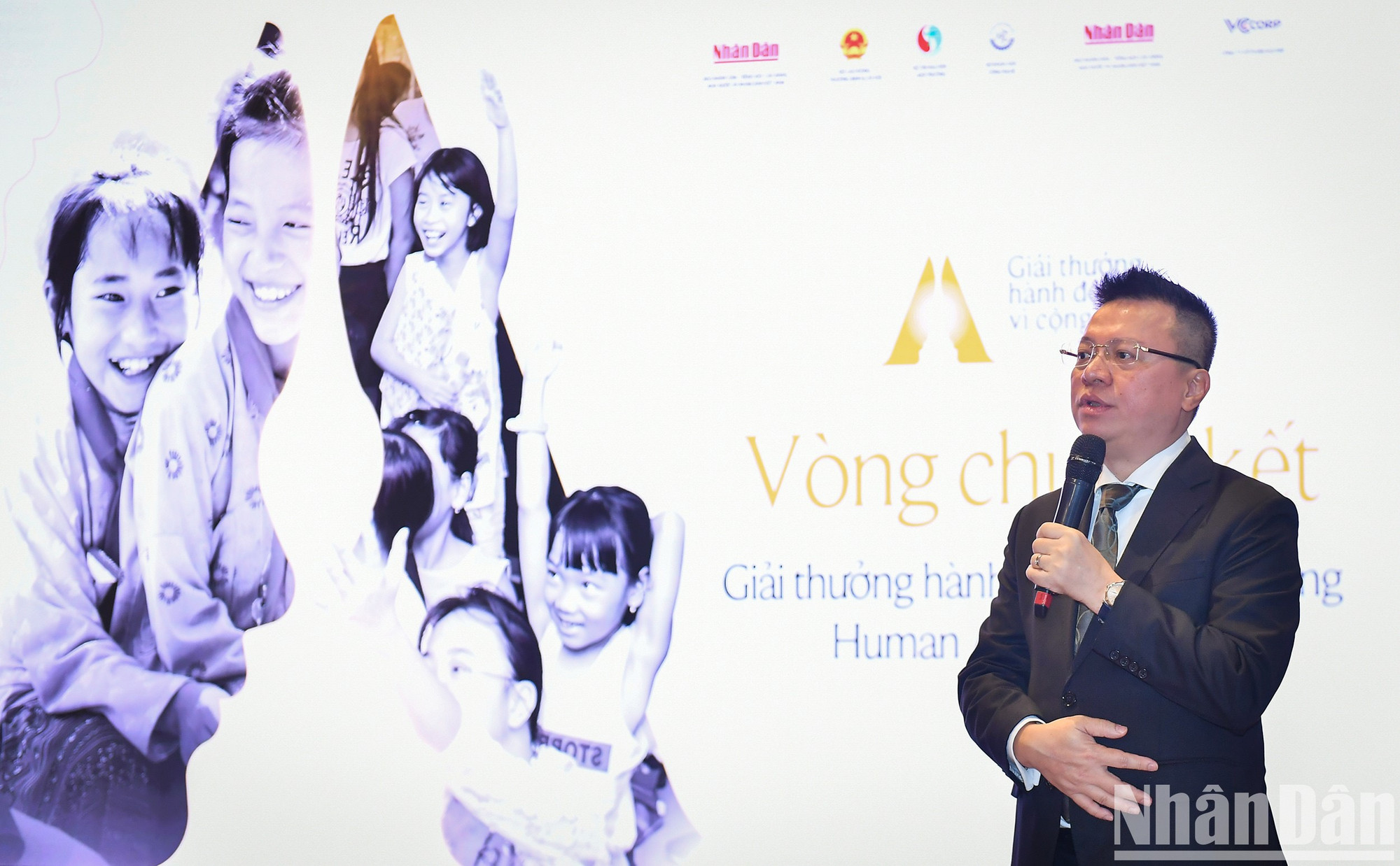 Le Quoc Minh, miembro del Comité Central del Partido, subjefe de su Comisión de Comunicación y Educación, presidente-editor del periódico Nhan Dan (Pueblo) y titular de la Asociación Nacional de Periodistas, habla en la cita.