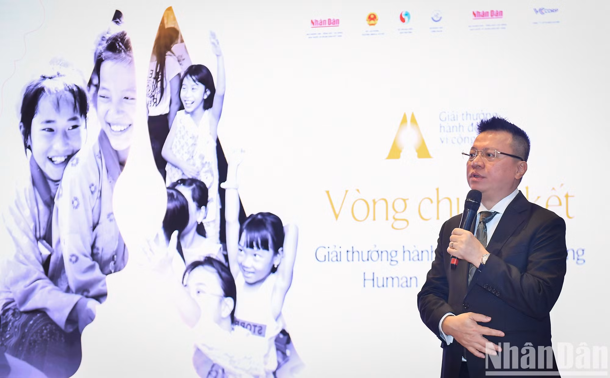 Le Quoc Minh, miembro del Comité Central del Partido, subjefe de su Comisión de Comunicación y Educación, presidente-editor del periódico Nhan Dan (Pueblo) y titular de la Asociación Nacional de Periodistas, habla en la cita.