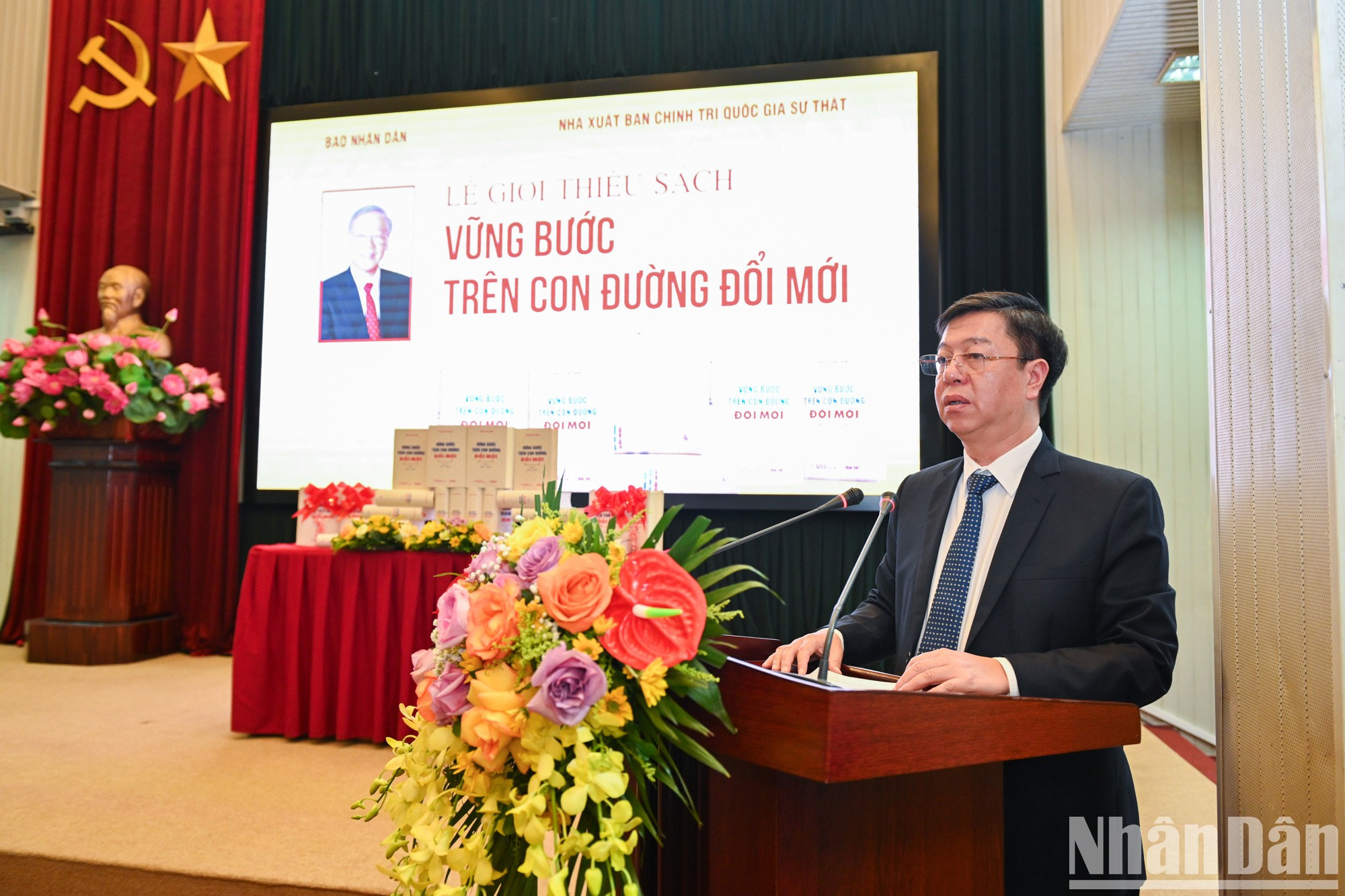 El director y editor en jefe de la Editorial Chinh tri Quoc gia - Su that, Vu Trong Lam, habla sobre el proceso de publicación del libro.