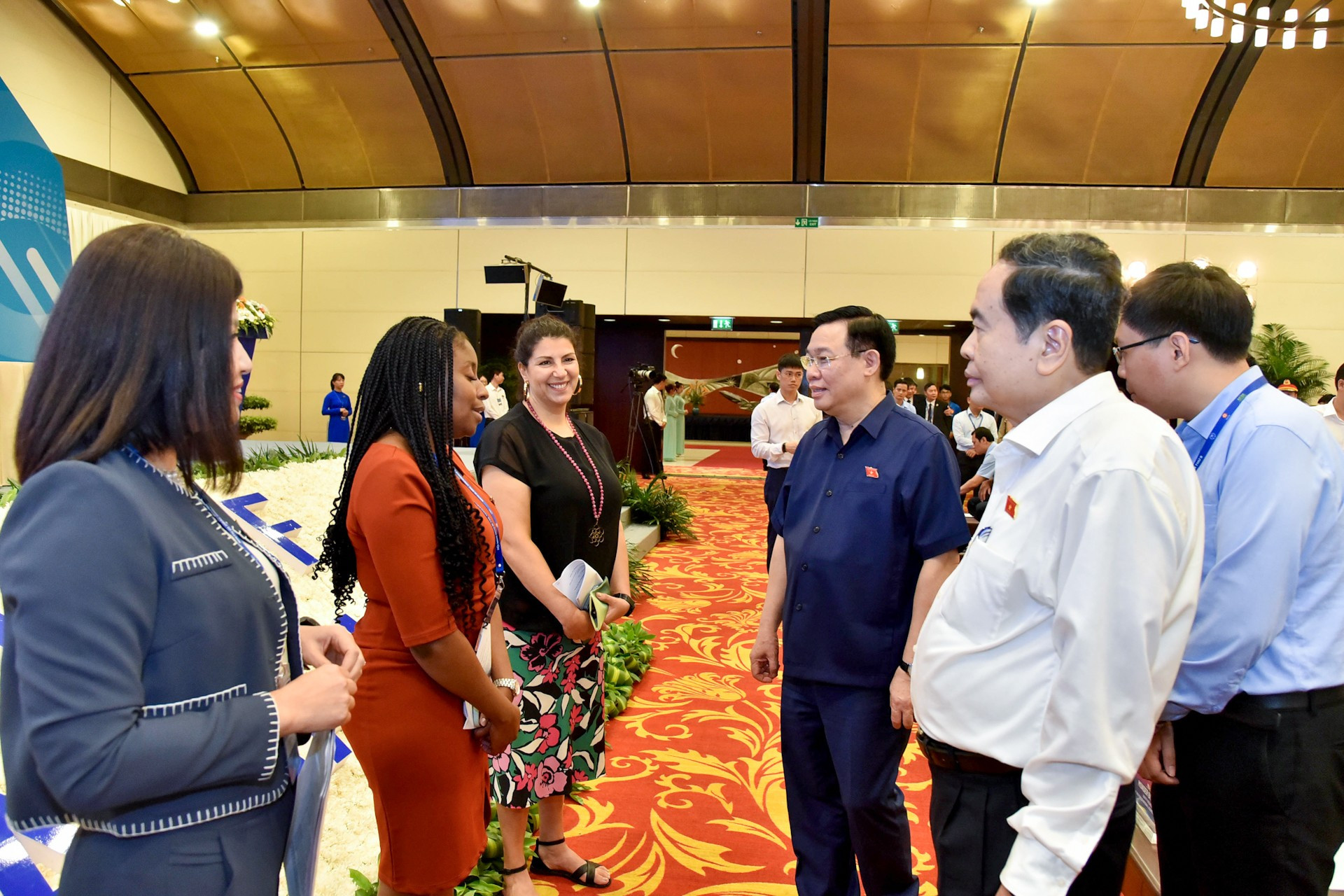 Dinh Hue y los delegados intercambian opiniones. Dinh Hue y los delegados intercambian opiniones.