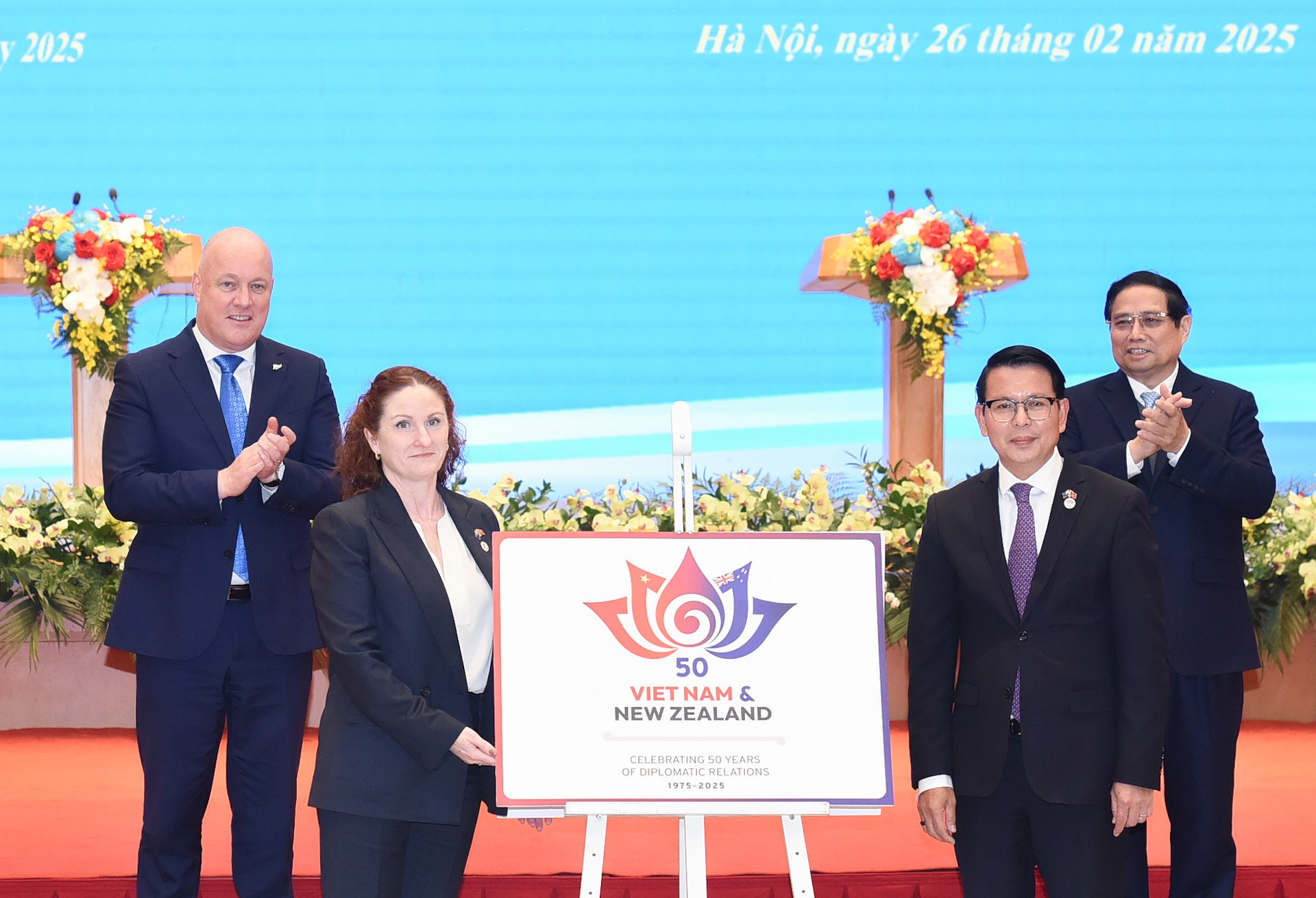 Los dos primeros ministros presencian el anuncio del logotipo oficial de la celebración del 50.º aniversario de las relaciones diplomáticas bilaterales.