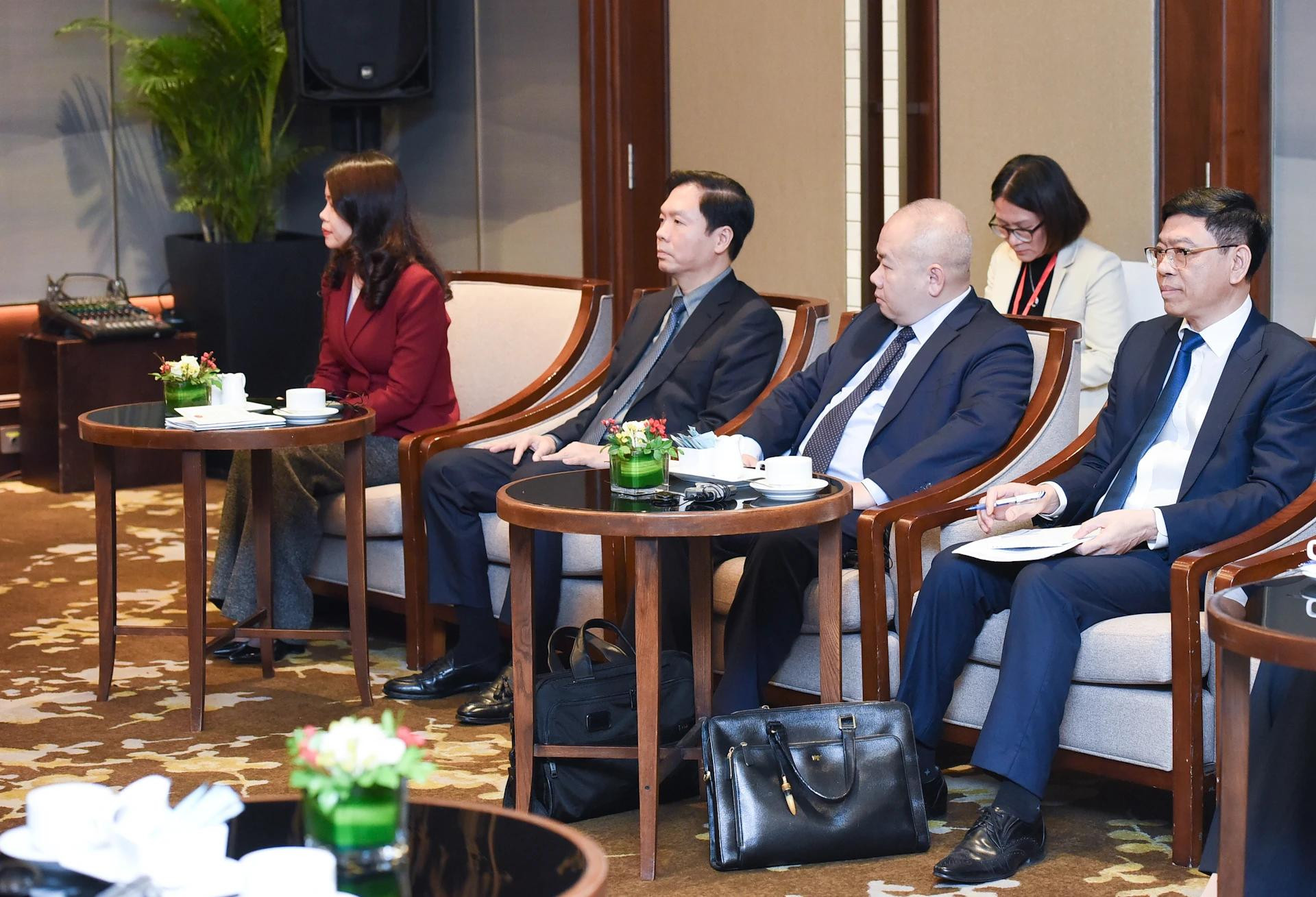 Representantes de líderes de ministerios, departamentos y sectores del Gobierno vietnamita. Representantes de líderes de ministerios, departamentos y sectores del Gobierno vietnamita.