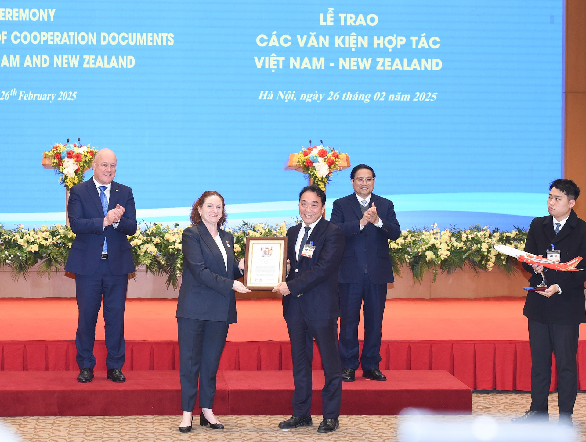 El primer ministro vietnamita, Pham Minh Chinh, y su homólogo neozelandés, Christopher Luxon, presencian el anuncio del quinto servicio aéreo de Vietjet Air entre ambos países.