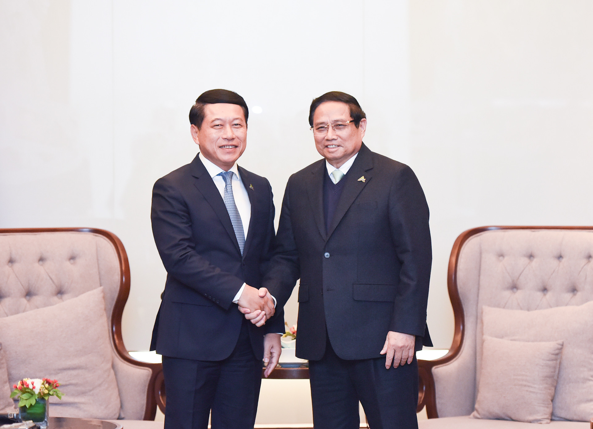El primer ministro de Vietnam, Pham Minh Chinh, recibe al viceprimer ministro laosiano, Saleumxay Kommasith. El primer ministro de Vietnam, Pham Minh Chinh, recibe al viceprimer ministro laosiano, Saleumxay Kommasith.