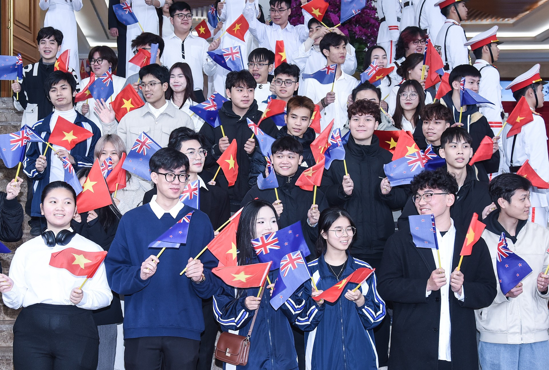 Ciudadanos de Hanói saludan al primer ministro de Nueva Zelanda, Christopher Luxon, y su delegación.