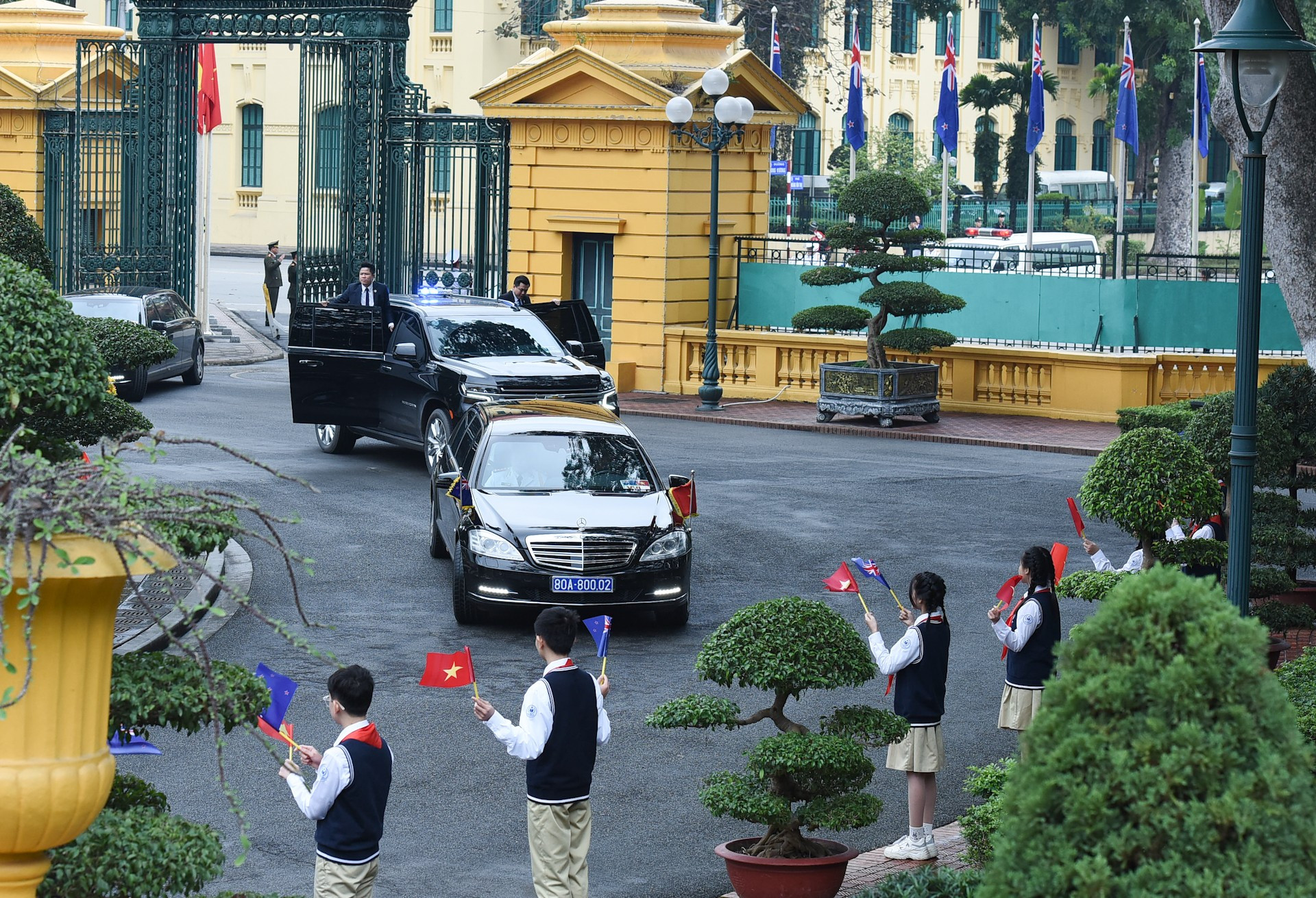 El primer ministro de Nueva Zelanda y su comitiva llegan al Palacio Presidencial.