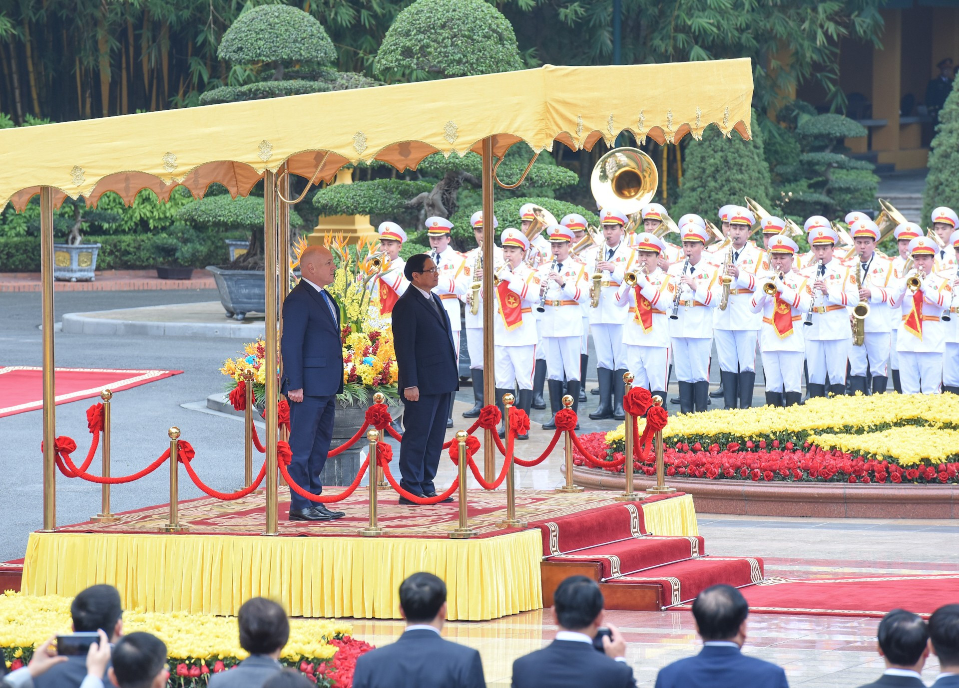 El primer ministro de Vietnam, Pham Minh Chinh, y su homólogo de Nueva Zelanda, Christopher Luxon, durante el saludo a la bandera nacional.