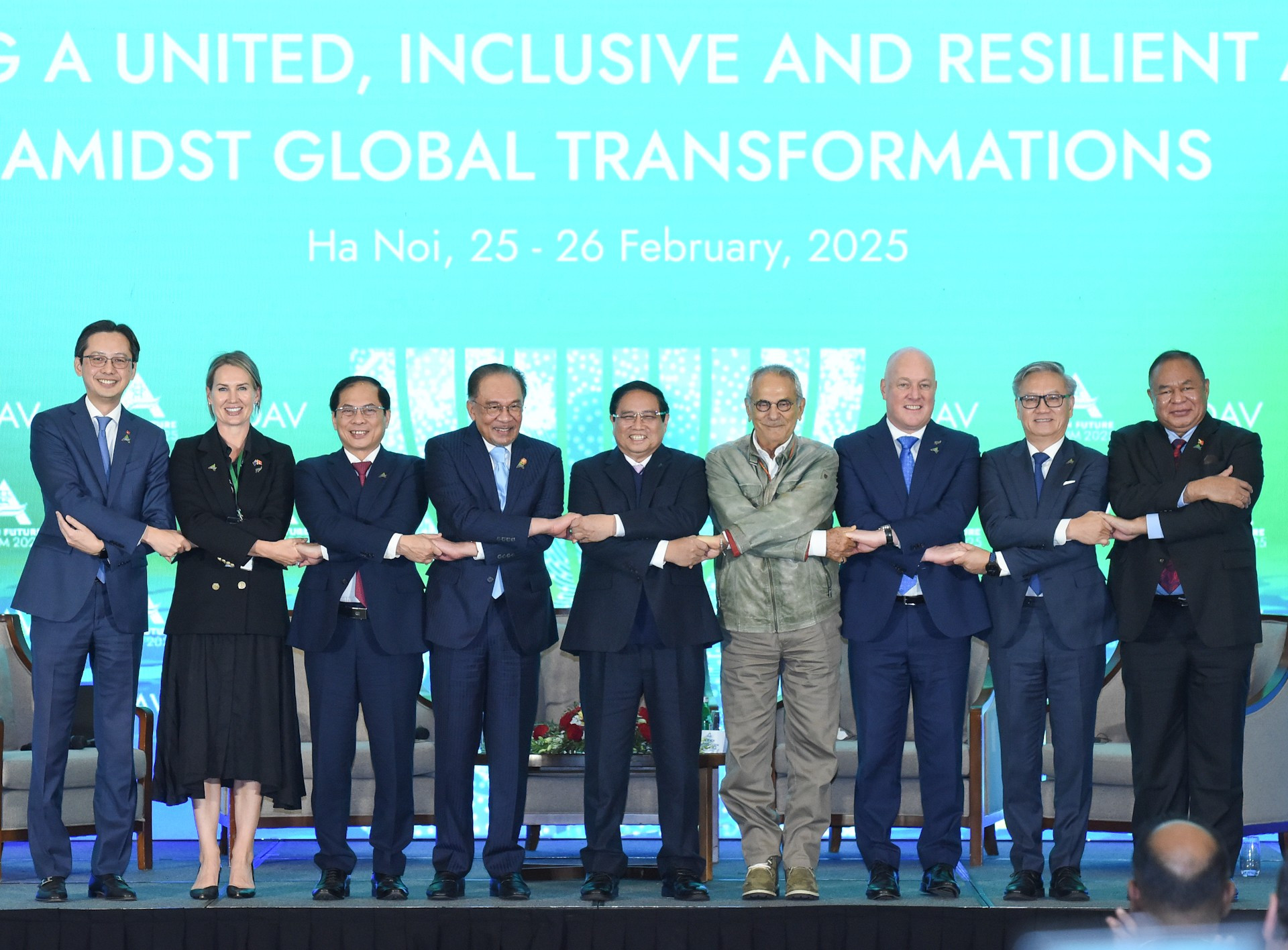 El primer ministro de Vietnam, Pham Minh Chinh, y sus pares de Malasia, Anwar bin Ibrahim, y de Nueva Zelanda, Christopher Luxon, y el presidente de Timor Oriental, José Ramos-Horta asisten a la sesión plenaria.