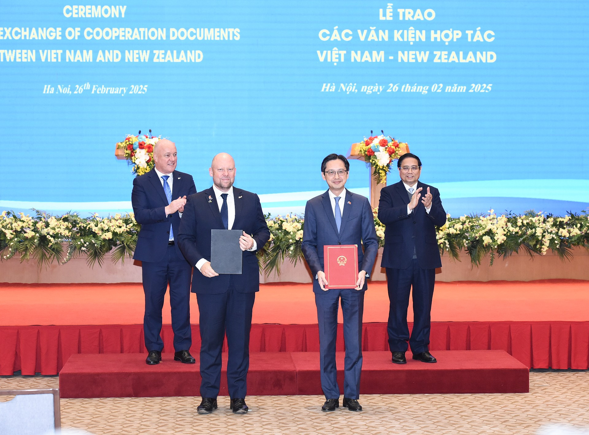 El primer ministro vietnamita, Pham Minh Chinh, y su homólogo neozelandés, Christopher Luxon, presencian la firma de un Memorando de Entendimiento sobre Cooperación entre los Ministerios de Relaciones Exteriores de Vietnam y Nueva Zelanda.