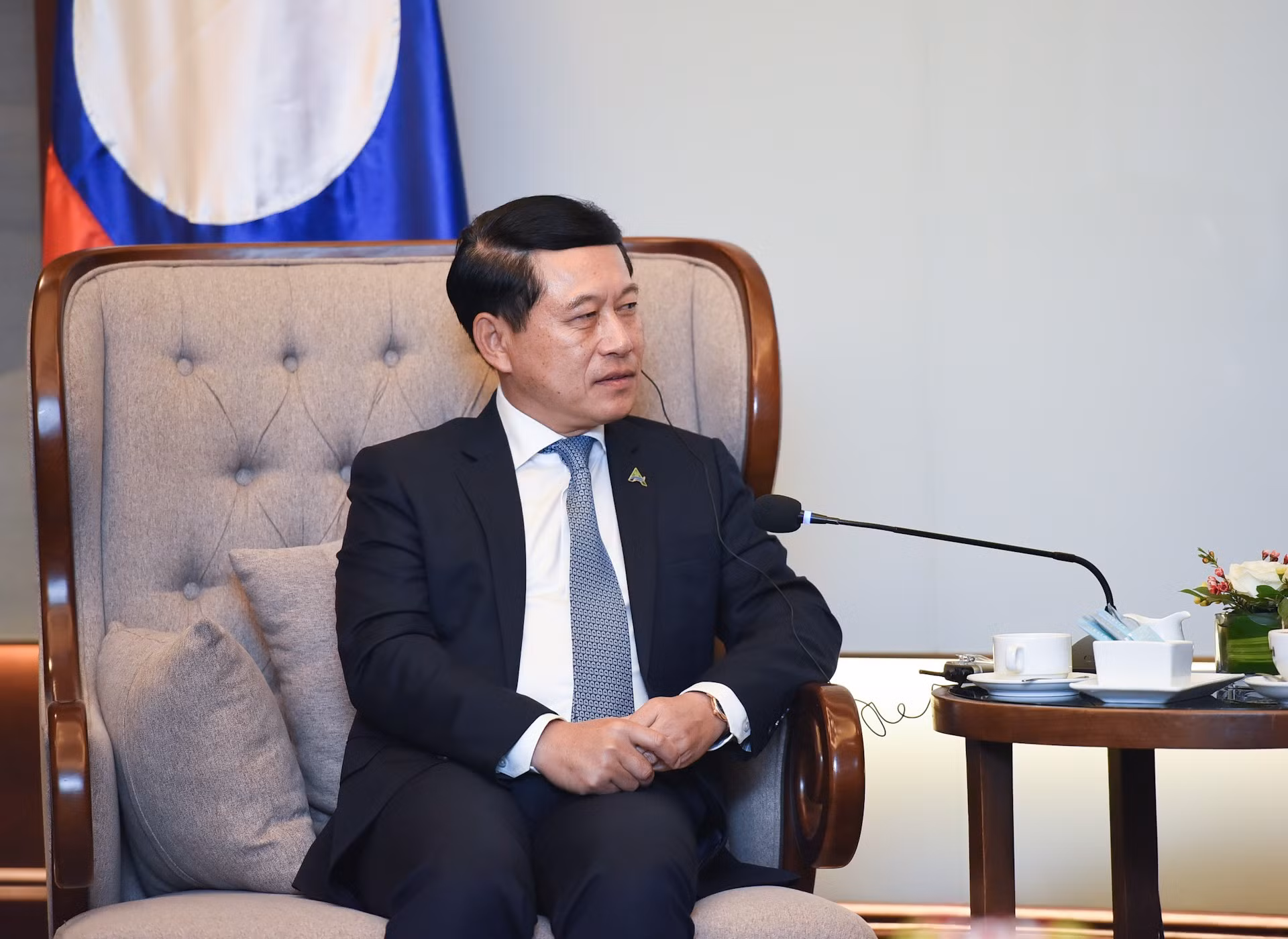 El viceprimer ministro de Laos, Saleumxay Kommasith, interviene en la cita.