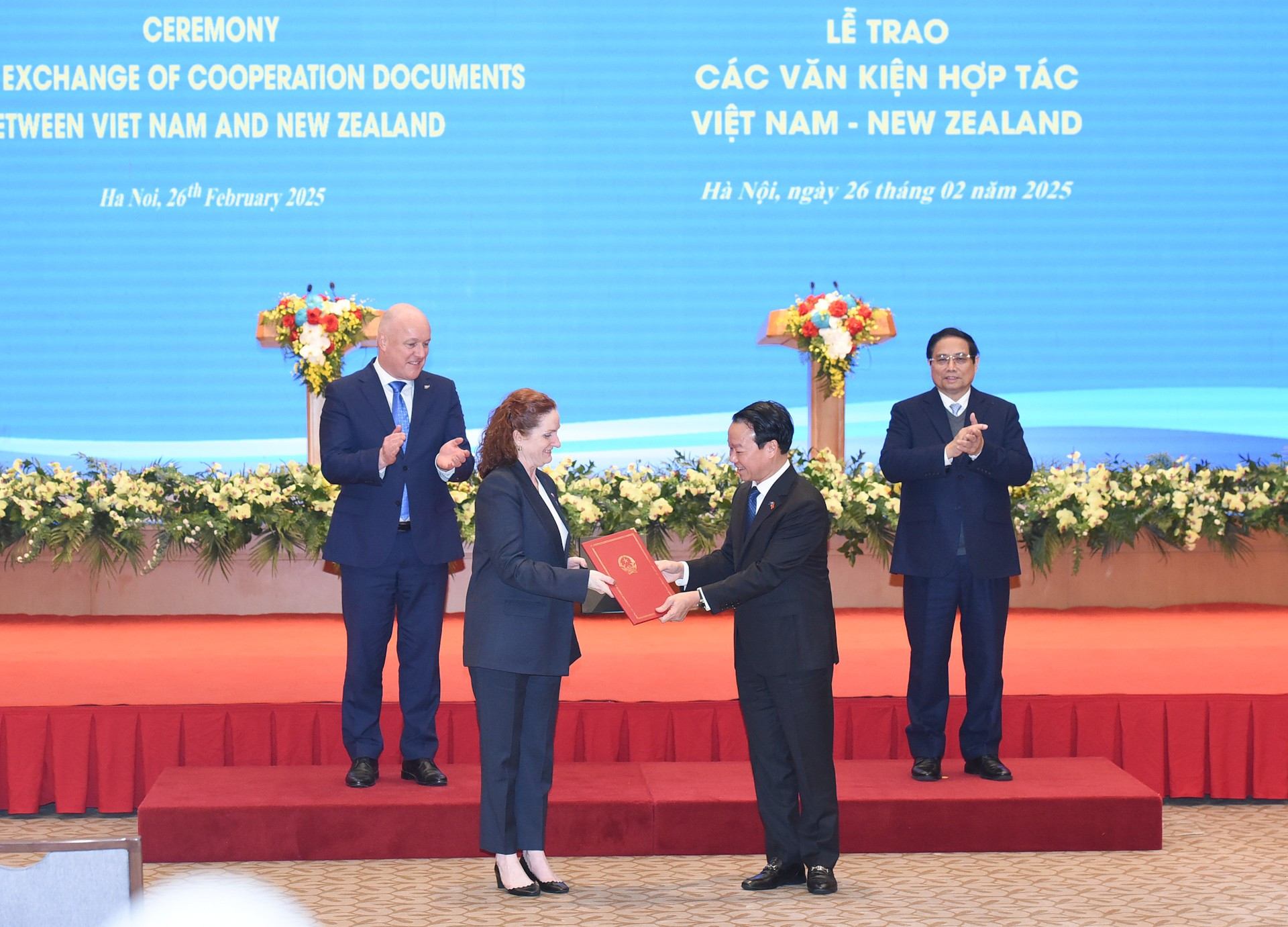 El premier vietnamita, Pham Minh Chinh, y el su similar neozelandés, Christopher Luxon, presencian la firms de un Memorando de Entendimiento sobre Cooperación entre el Ministerio de Recursos Naturales y Medio Ambiente de Vietnam y el Ministerio de Relaciones Exteriores y Comercio de Nueva Zelanda.