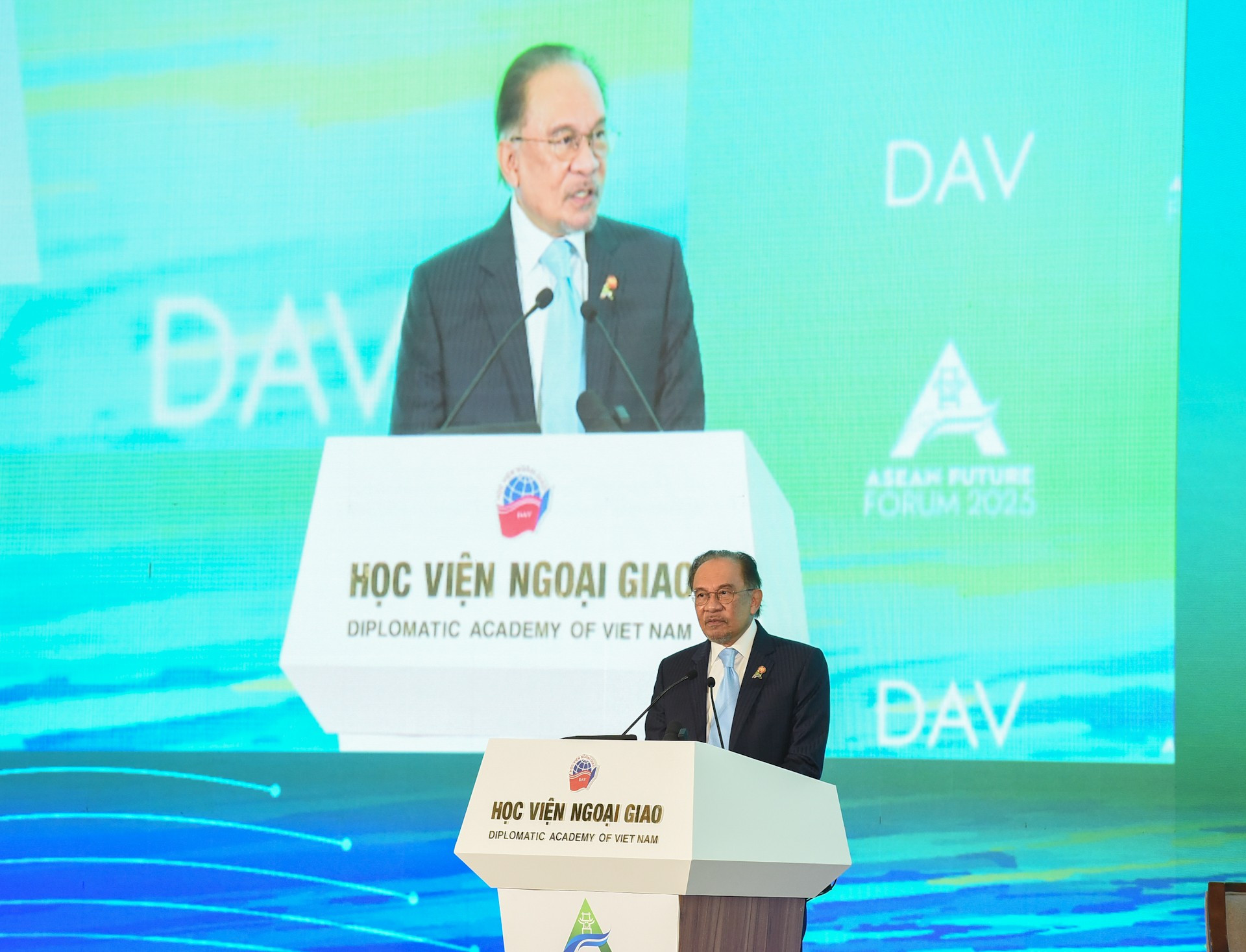 El premier de Malasia, Anwar bin Ibrahim, habla en la cita.