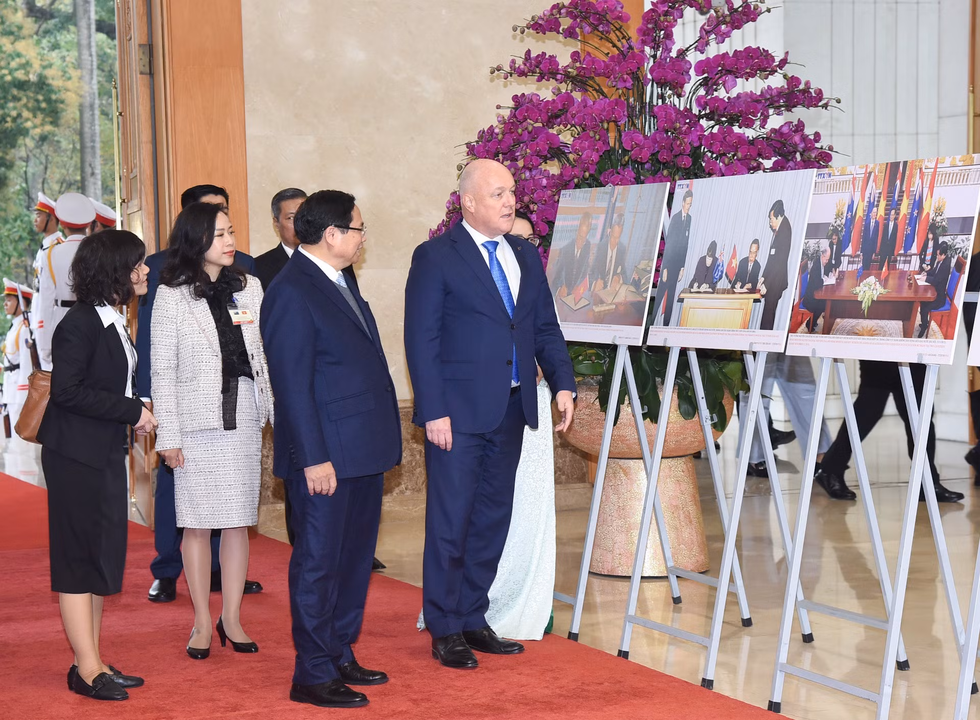 El primer ministro vietnamita, Pham Minh Chinh, presenta las imágenes de cooperación entre los dos países. El primer ministro vietnamita, Pham Minh Chinh, presenta las imágenes de cooperación entre los dos países.