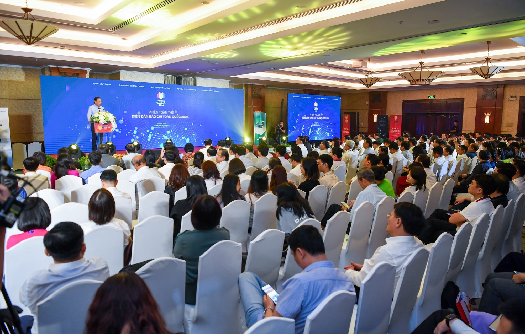 Escena del acto inaugural. Escena del acto inaugural.