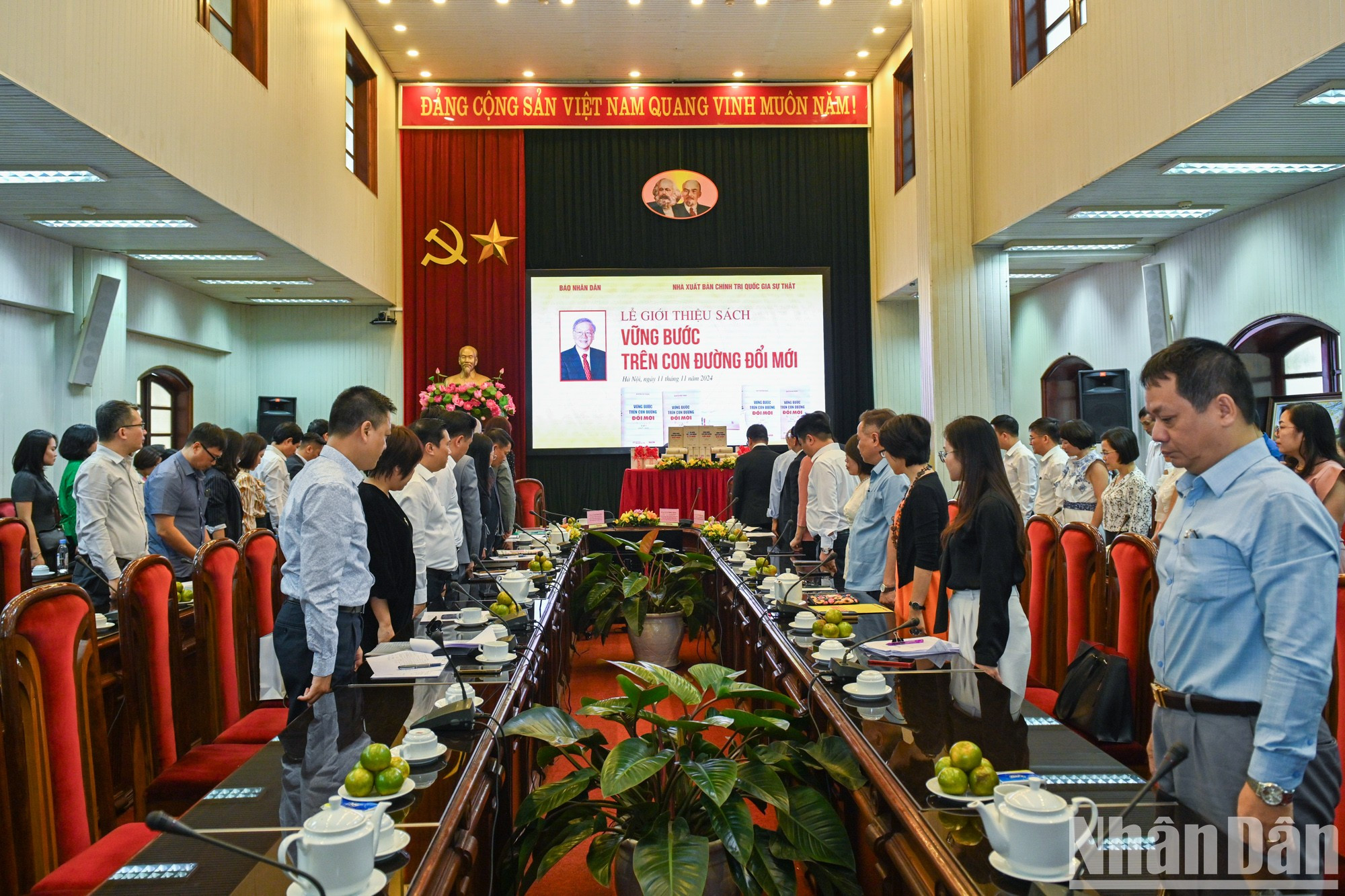 Los asistentes guardan un minuto de silencio para rendir homenaje al secretario general del PCV, Nguyen Phu Trong.
