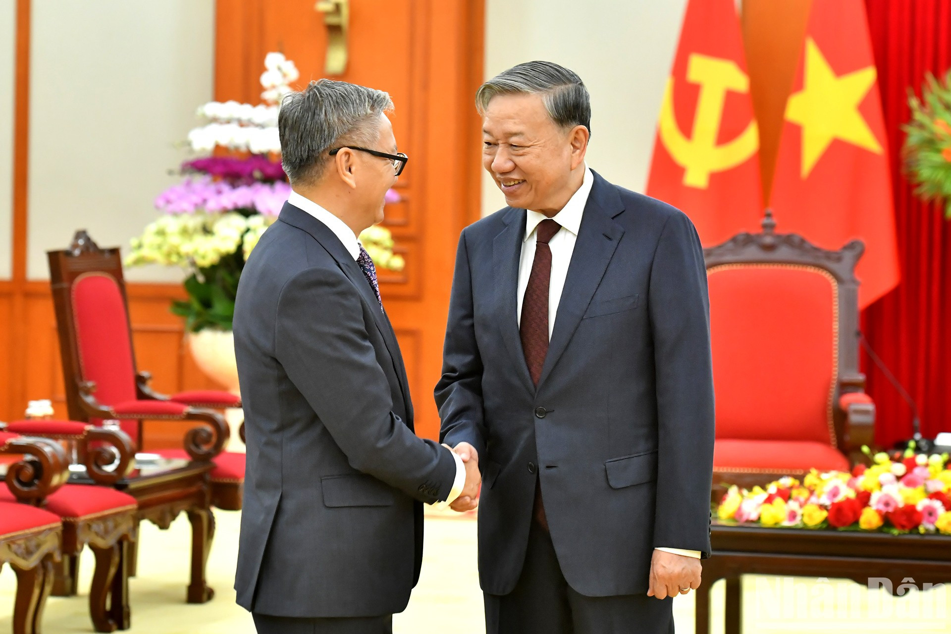 El secretario general del Partido Comunista de Vietnam, To Lam, recibe a Thongsavanh Phomvihane, miembro del Comité Central del Partido Popular Revolucionario y ministro de Relaciones Exteriores de Laos. El secretario general del Partido Comunista de Vietnam, To Lam, recibe a Thongsavanh Phomvihane, miembro del Comité Central del Partido Popular Revolucionario y ministro de Relaciones Exteriores de Laos.