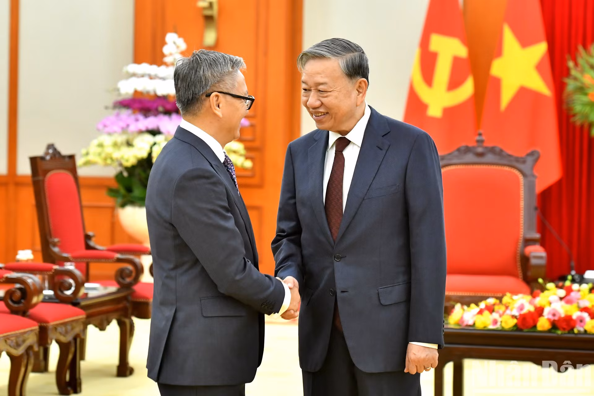 El secretario general del Partido Comunista de Vietnam, To Lam, recibe a Thongsavanh Phomvihane, miembro del Comité Central del Partido Popular Revolucionario y ministro de Relaciones Exteriores de Laos.