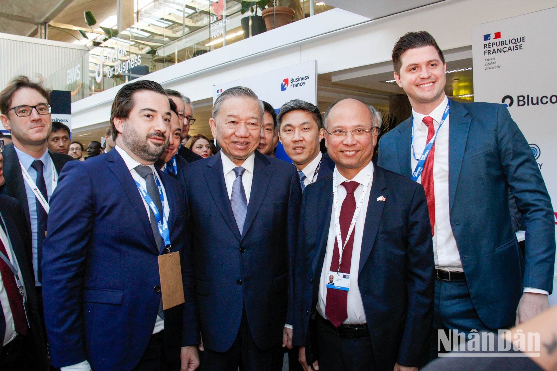 El secretario general del PCV y presidente de Vietnam, To Lam, visita los stands de las empresas francesas que hacen negocios en Vietnam. (Foto: MINH DUY) El secretario general del PCV y presidente de Vietnam, To Lam, visita los stands de las empresas francesas que hacen negocios en Vietnam. (Foto: MINH DUY)