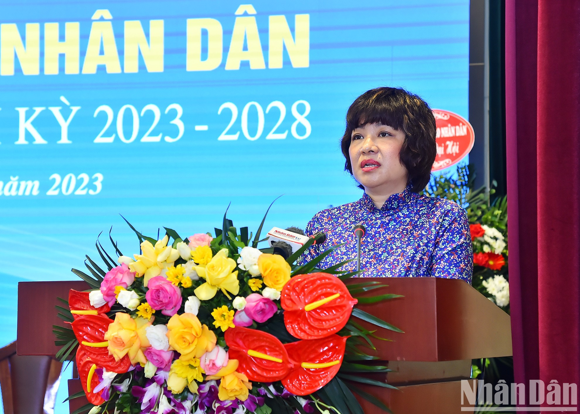 La jefa de la Redacción de Construcción del Partido y vicepresidenta del Sindicato del Periódico para el término 2017-2023, Phuong Quyen, presenta el informe de revisión de la Junta Ejecutiva de la organización, para ese período.