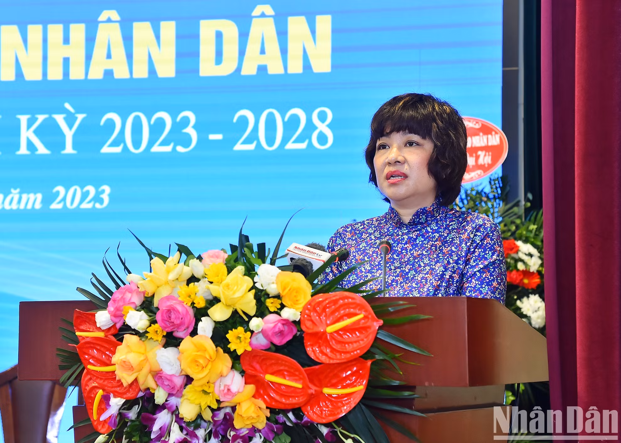 La jefa de la Redacción de Construcción del Partido y vicepresidenta del Sindicato del Periódico para el término 2017-2023, Phuong Quyen, presenta el informe de revisión de la Junta Ejecutiva de la organización, para ese período.