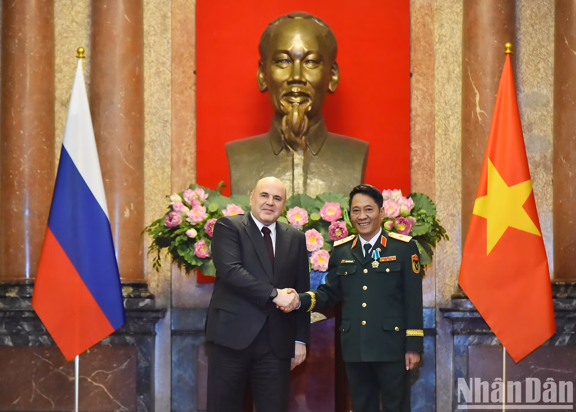El primer ministro ruso, Mijaíl Vladimirovich Mishustin, otorga la Medalla de la Amistad del Estado de Rusia al general de división Dang Hong Trien, director general del Centro Tropical Vietnam-Rusia.