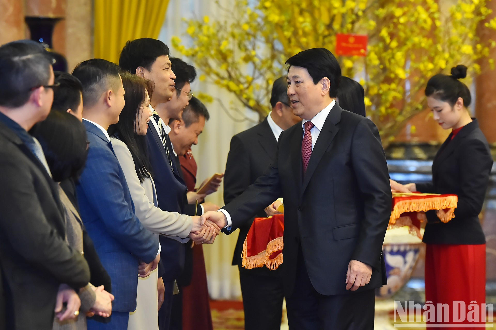 El presidente de Vietnam, Luong Cuong, y los funcionarios de la Oficina Presidencial en la reunión.