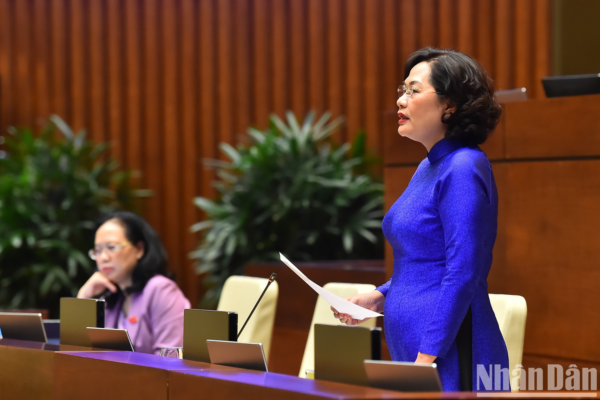 La gobernadora del Banco Estatal de Vietnam, Nguyen Thi Hong, responde a las preguntas de los diputados sobre el funcionamiento de la política monetaria para controlar la inflación en medio de los desafíos económicos mundiales; gestión estatal del mercado del oro y divisas; apoyo a préstamos y exención y reducción de tasas de interés para pobladores y empresas para recuperar la producción y los negocios después de la pandemia de Covid-19 y los desastres naturales.