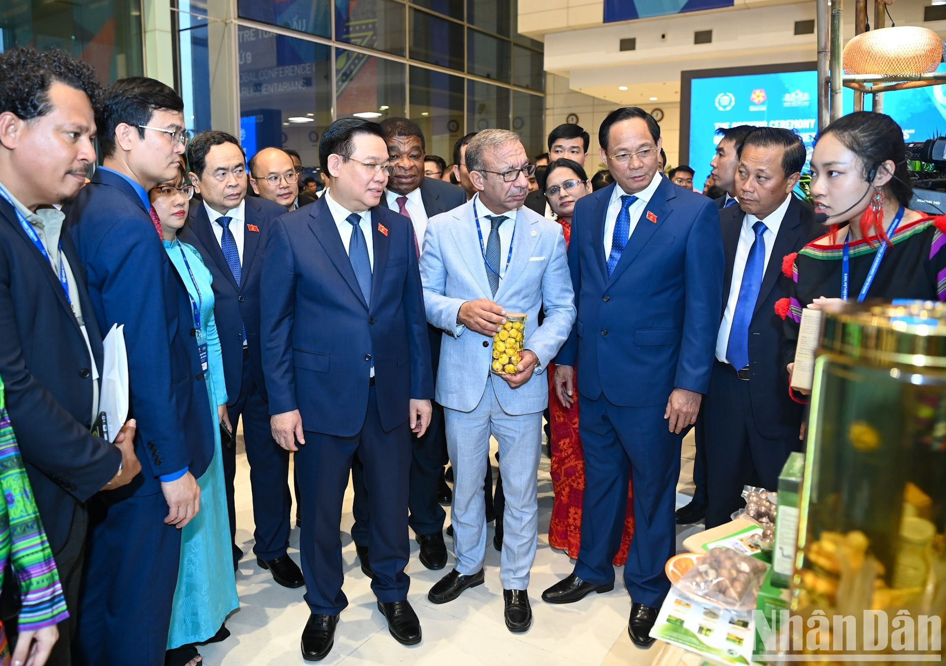Dinh Hue y los delegados visitan el stand de exhibición de productos de OCOP. Dinh Hue y los delegados visitan el stand de exhibición de productos de OCOP.