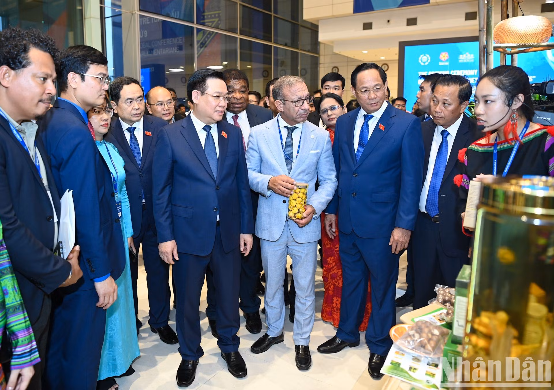 Dinh Hue y los delegados visitan el stand de exhibición de productos de OCOP. Dinh Hue y los delegados visitan el stand de exhibición de productos de OCOP.