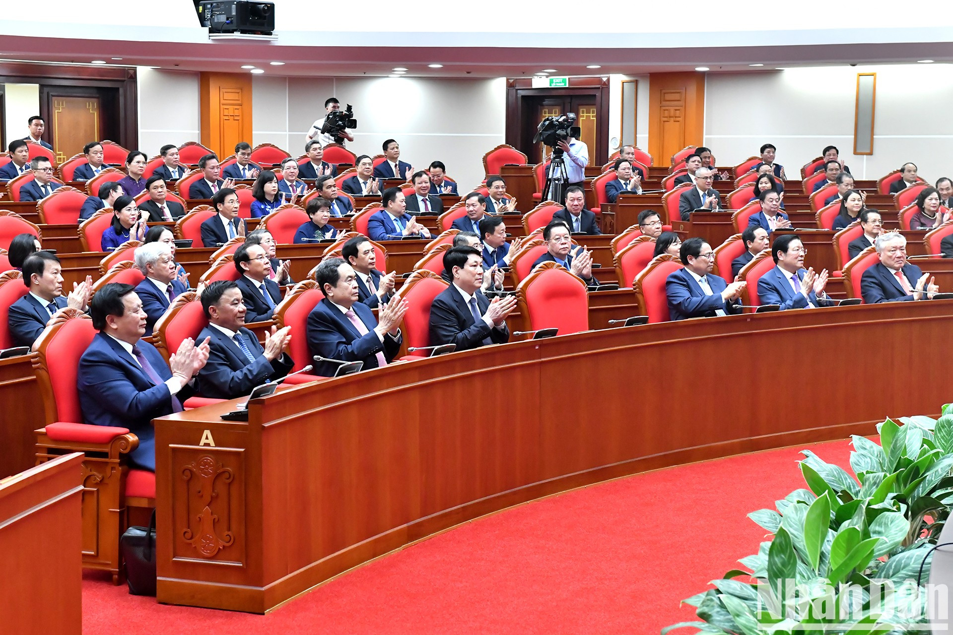 Dirigentes del Partido y el Estados y delegados en el acto. Dirigentes del Partido y el Estados y delegados en el acto.