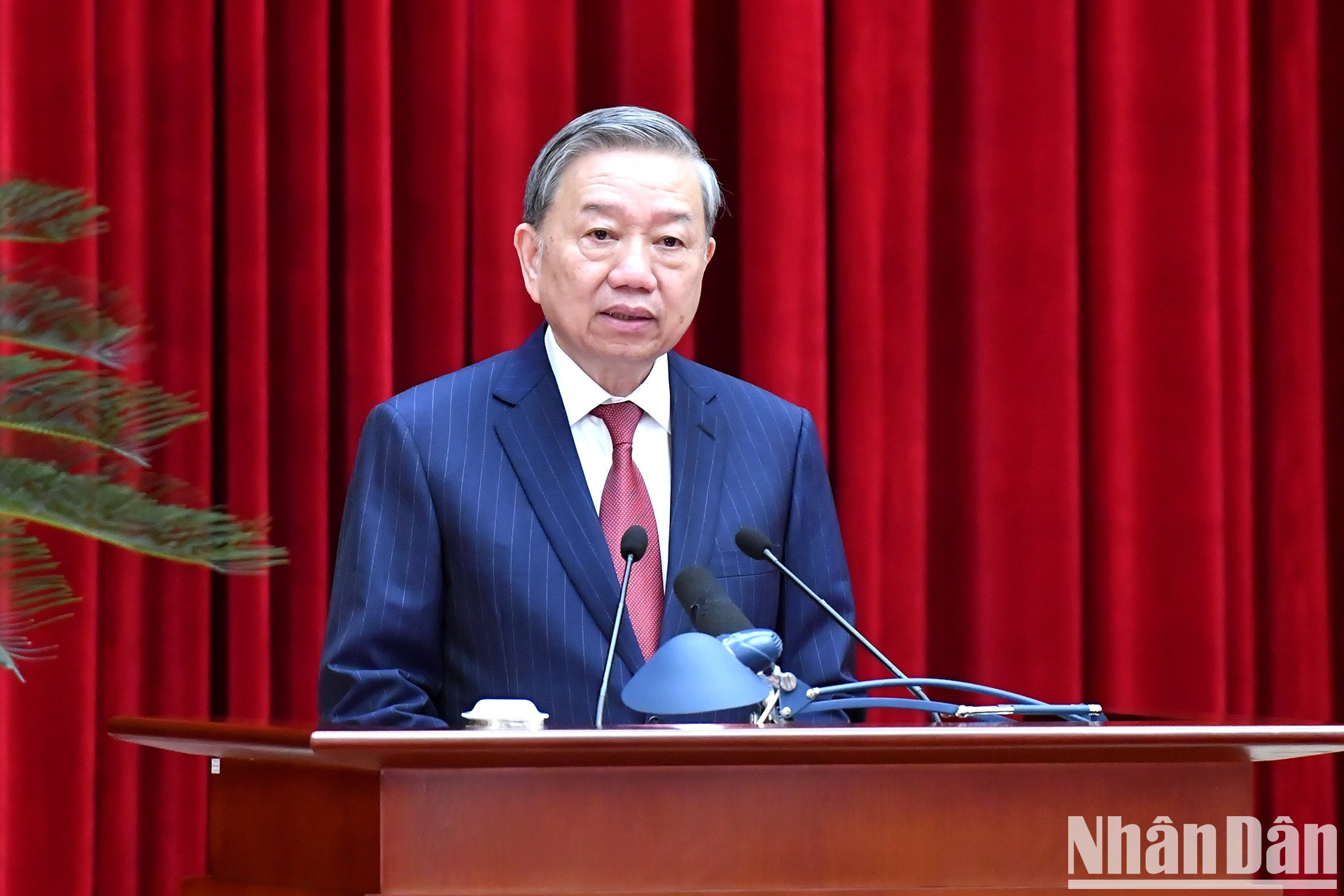 El secretario general del PCV, To Lam, habla en el evento. El secretario general del PCV, To Lam, habla en el evento.