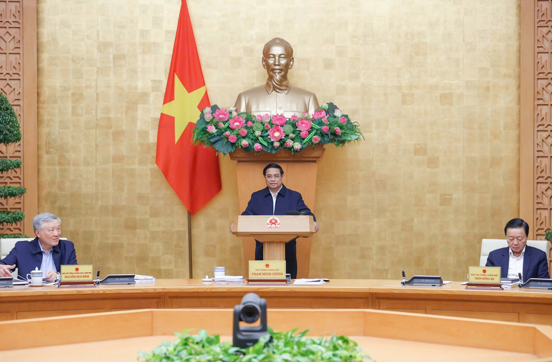 [Foto] Premier vietnamita preside reunión temática sobre elaboración de leyes en enero de 2025