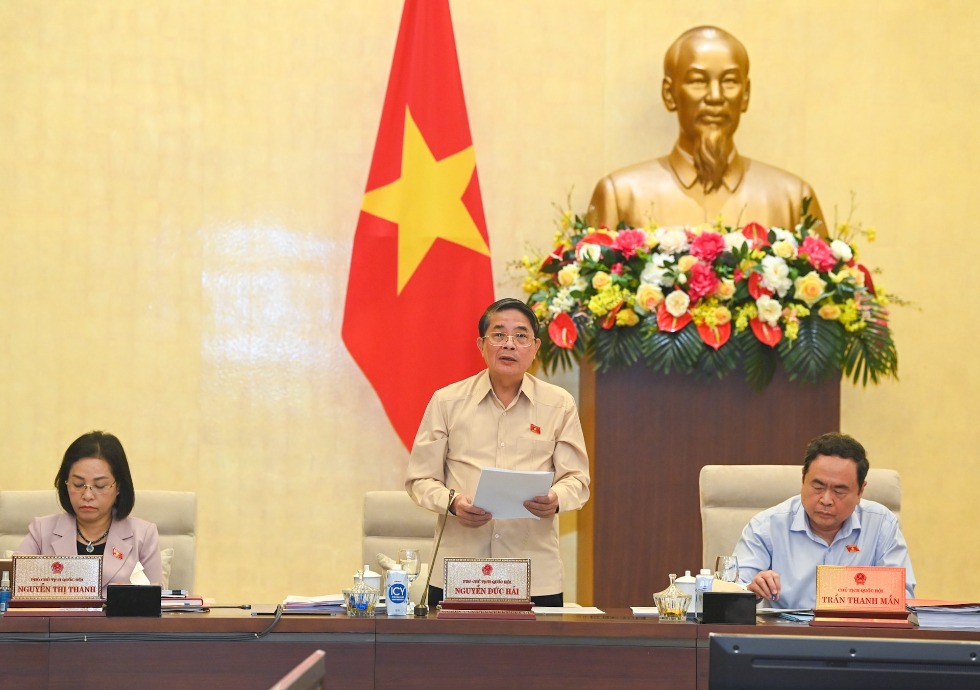 El vicepresidente del Parlamento, Nguyen Duc Hai, modera el debate sobre el proyecto de Ley de gestión e inversión del capital estatal en las empresas.