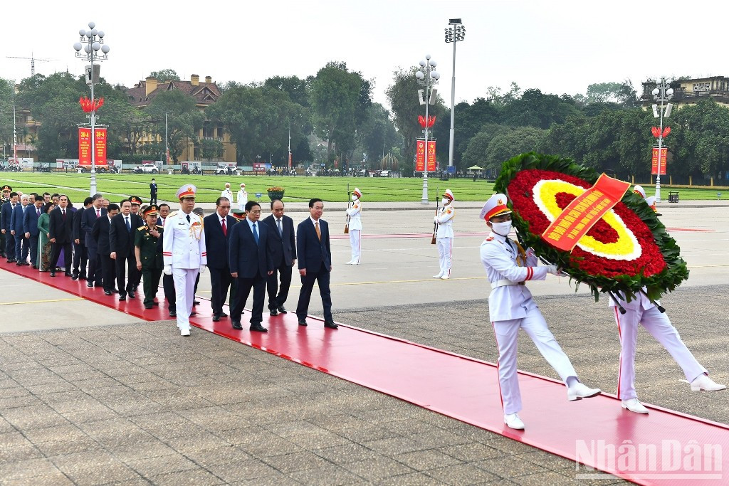 Los dirigentes y ex dirigentes del Partido y el Estado visitan el Mausoleo para rendir homenaje al Presidente Ho Chi Minh.