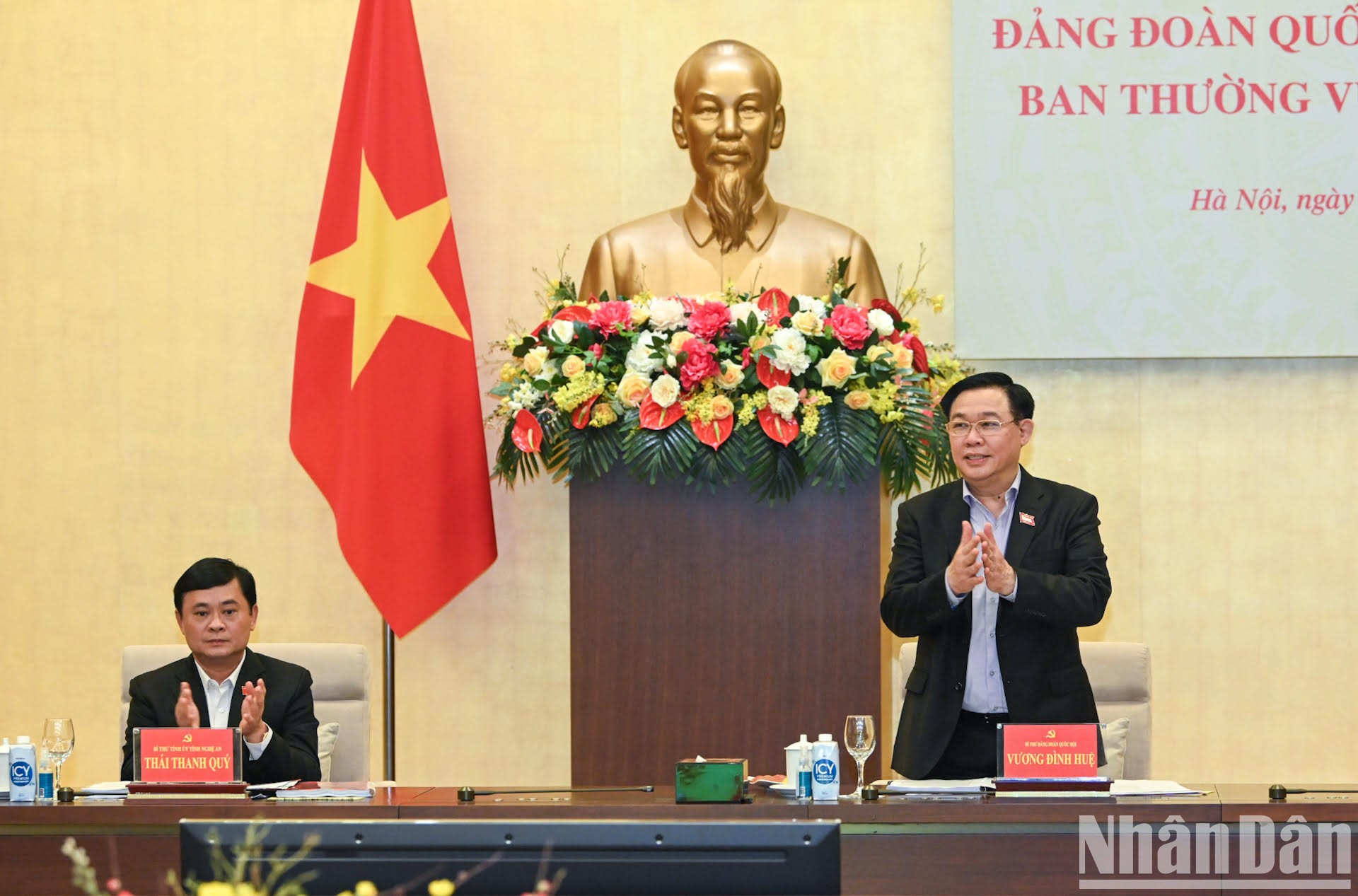 Dinh Hue preside la sesión de trabajo entre el Comité del Partido del Parlamento y el Comité del Partido de Nghe An.