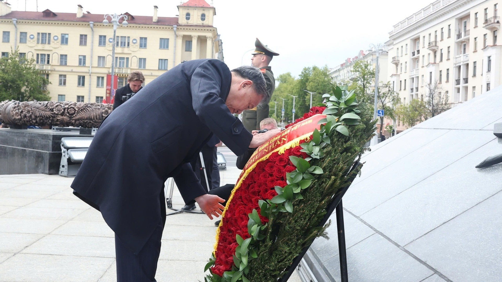 El secretario general del Partido Comunista de Vietnam, To Lam deposita flores en el Monumento a la Victoria en la capital de Minsk. (Foto: Thong Nhat/VNA) El secretario general del Partido Comunista de Vietnam, To Lam deposita flores en el Monumento a la Victoria en la capital de Minsk. (Foto: Thong Nhat/VNA)