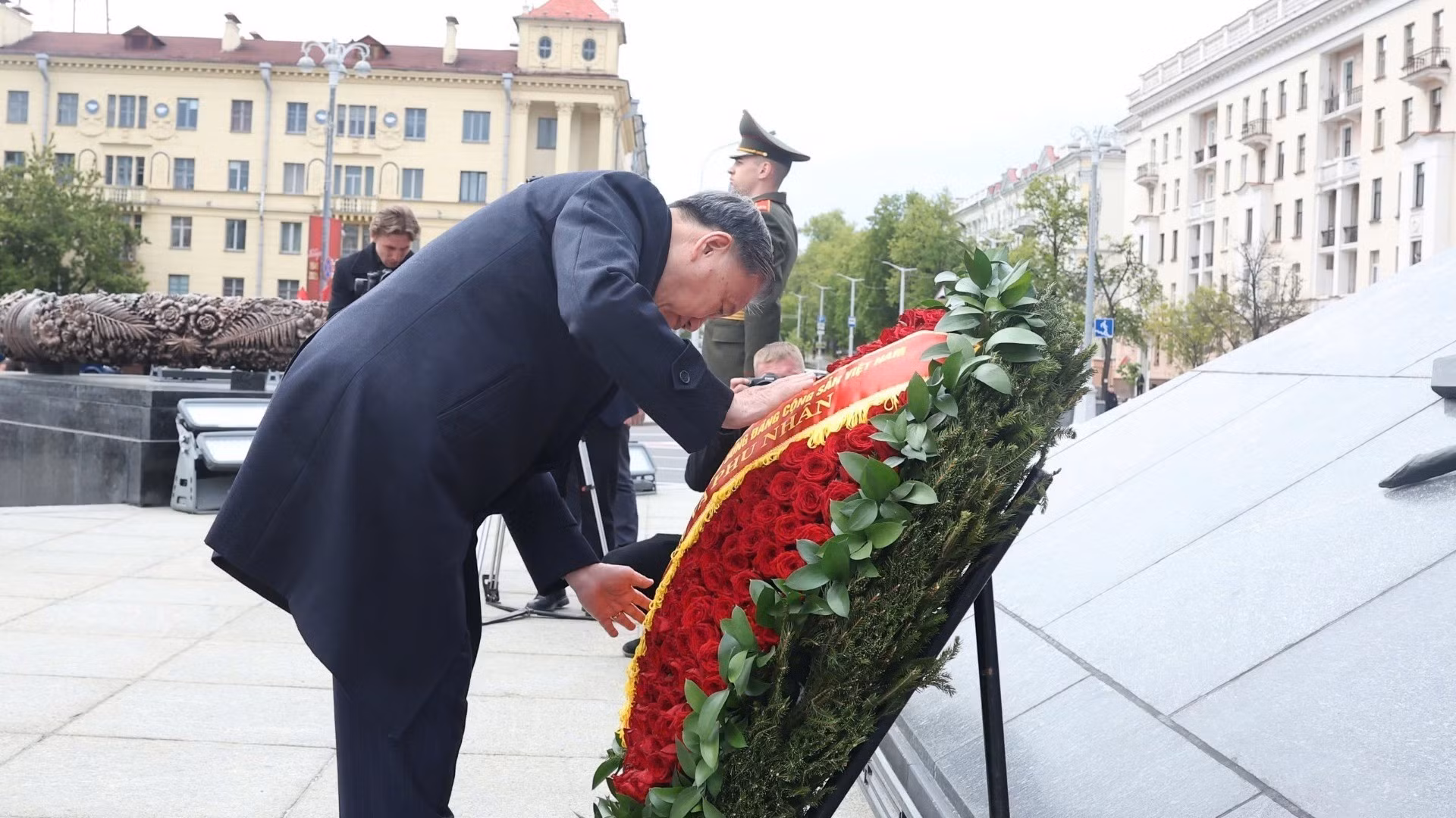 El secretario general del Partido Comunista de Vietnam, To Lam deposita flores en el Monumento a la Victoria en la capital de Minsk. (Foto: Thong Nhat/VNA)
