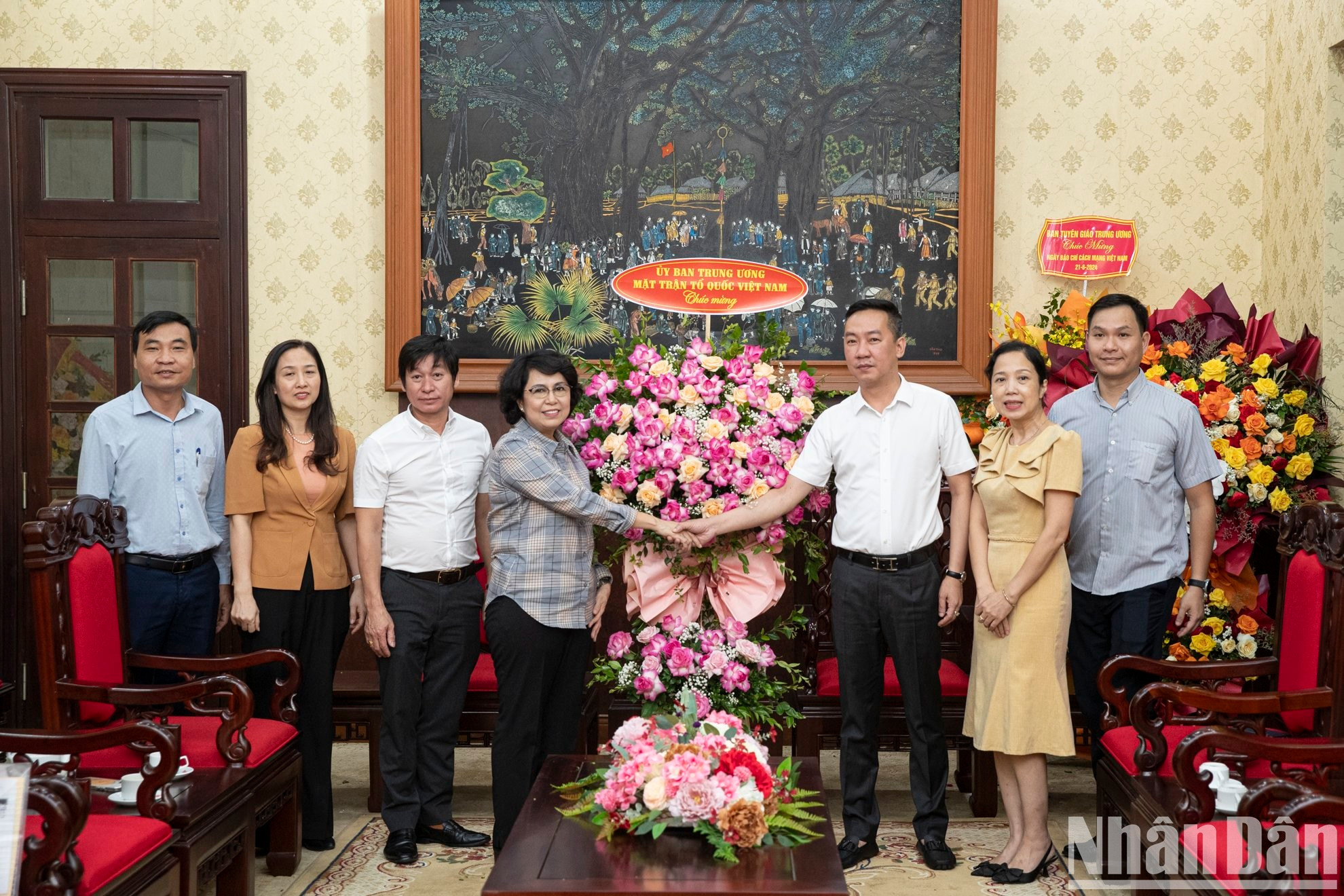 La delegación del Comité Central del Frente de la Patria de Vietnam encabezada por su vicepresidenta, To Thi Bich Chau, felicita al periódico Nhan Dan. Valora altamente los orgullosos logros del diario en la creación e innovación del periodismo en los últimos años.