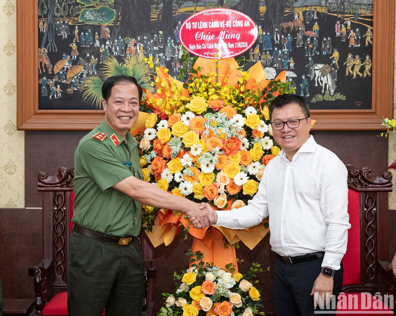 El presidente editor del periódico Nhan Dan, Le Quoc Minh, recibe al teniente general Tran Hai Quan, comandante del Alto Mando de la Guardia.